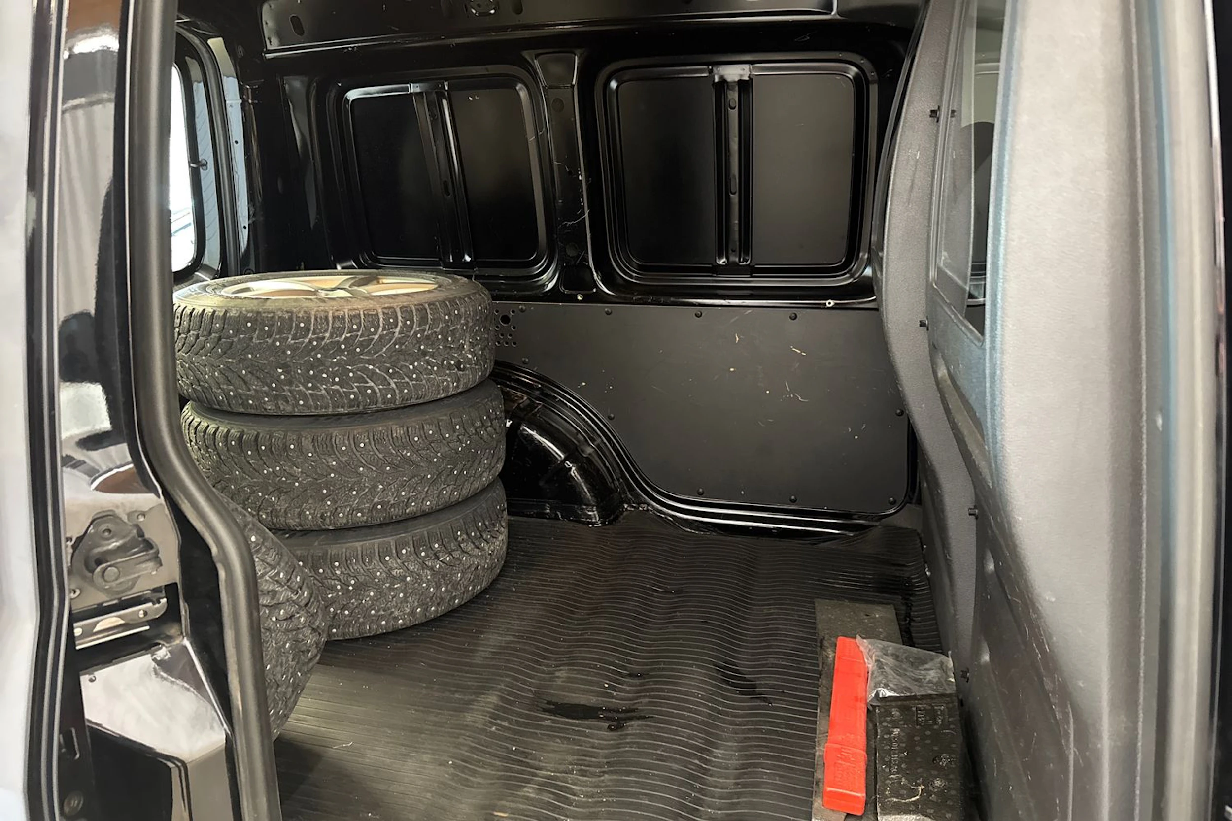 musta Volkswagen Caddy 2016 kuva 23.