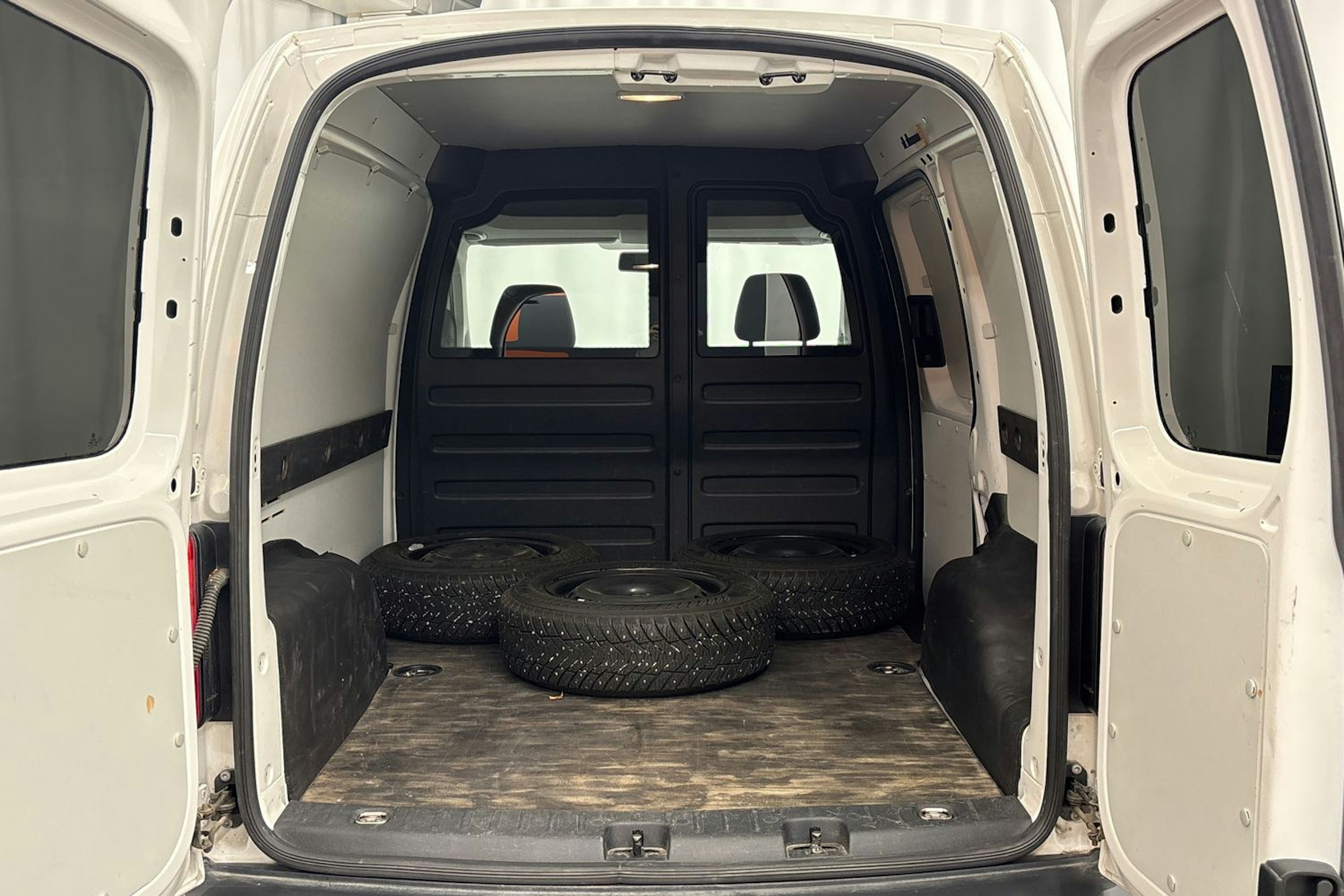 valkoinen Volkswagen Caddy 2016 kuva 16.