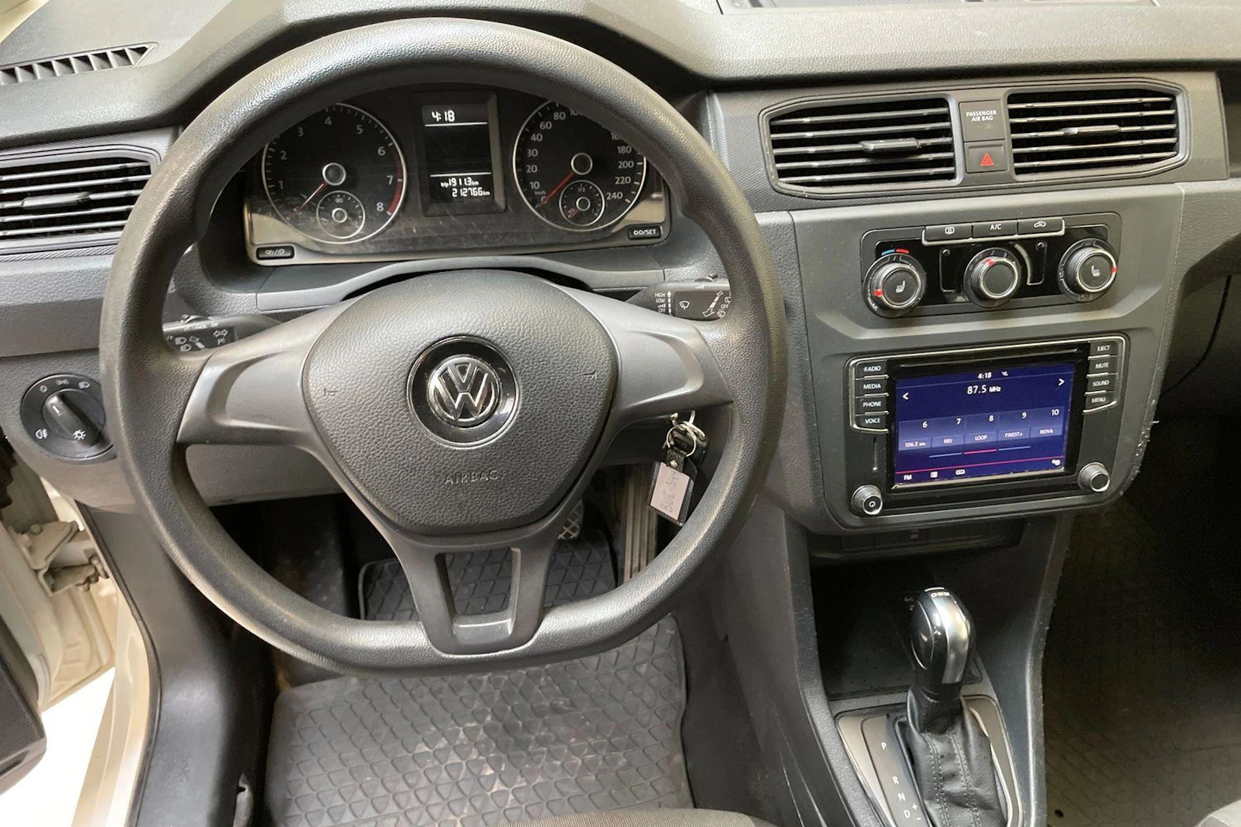 valkoinen Volkswagen Caddy 2017 kuva 9.