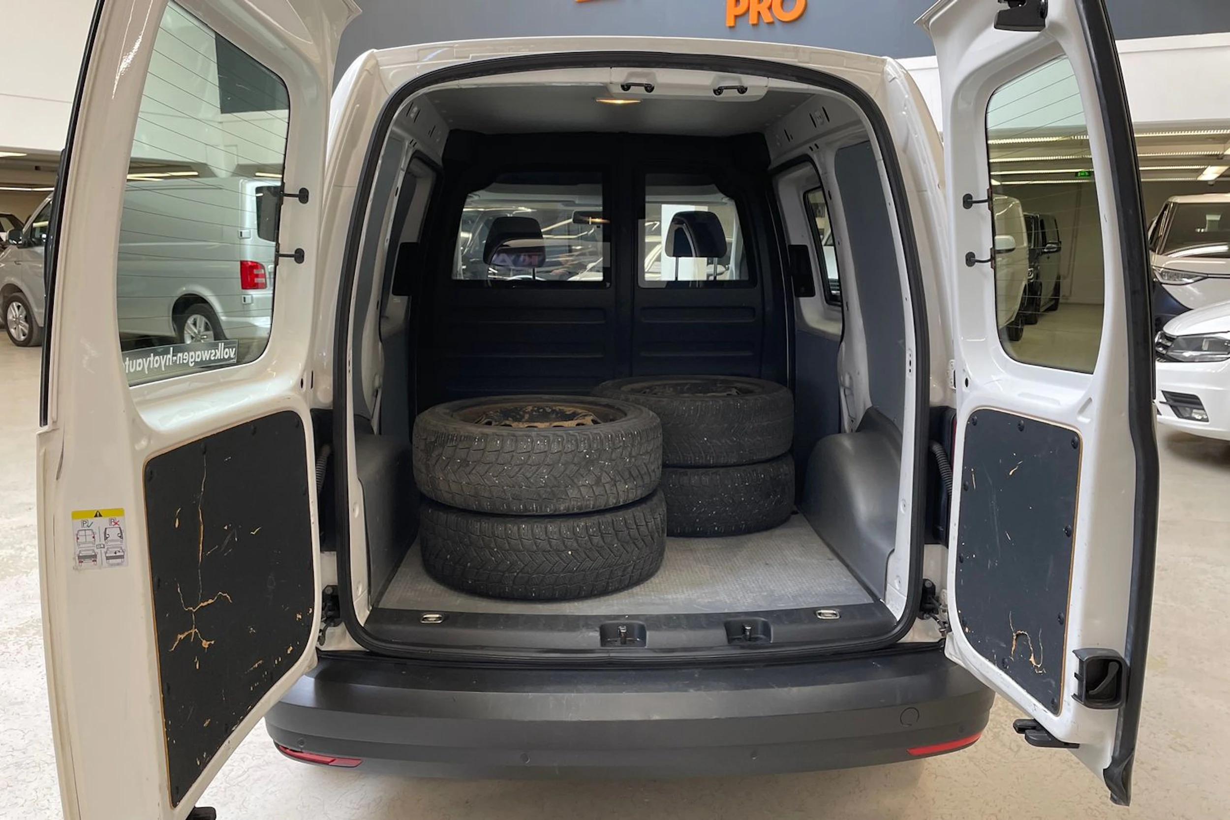 valkoinen Volkswagen Caddy 2017 kuva 13.