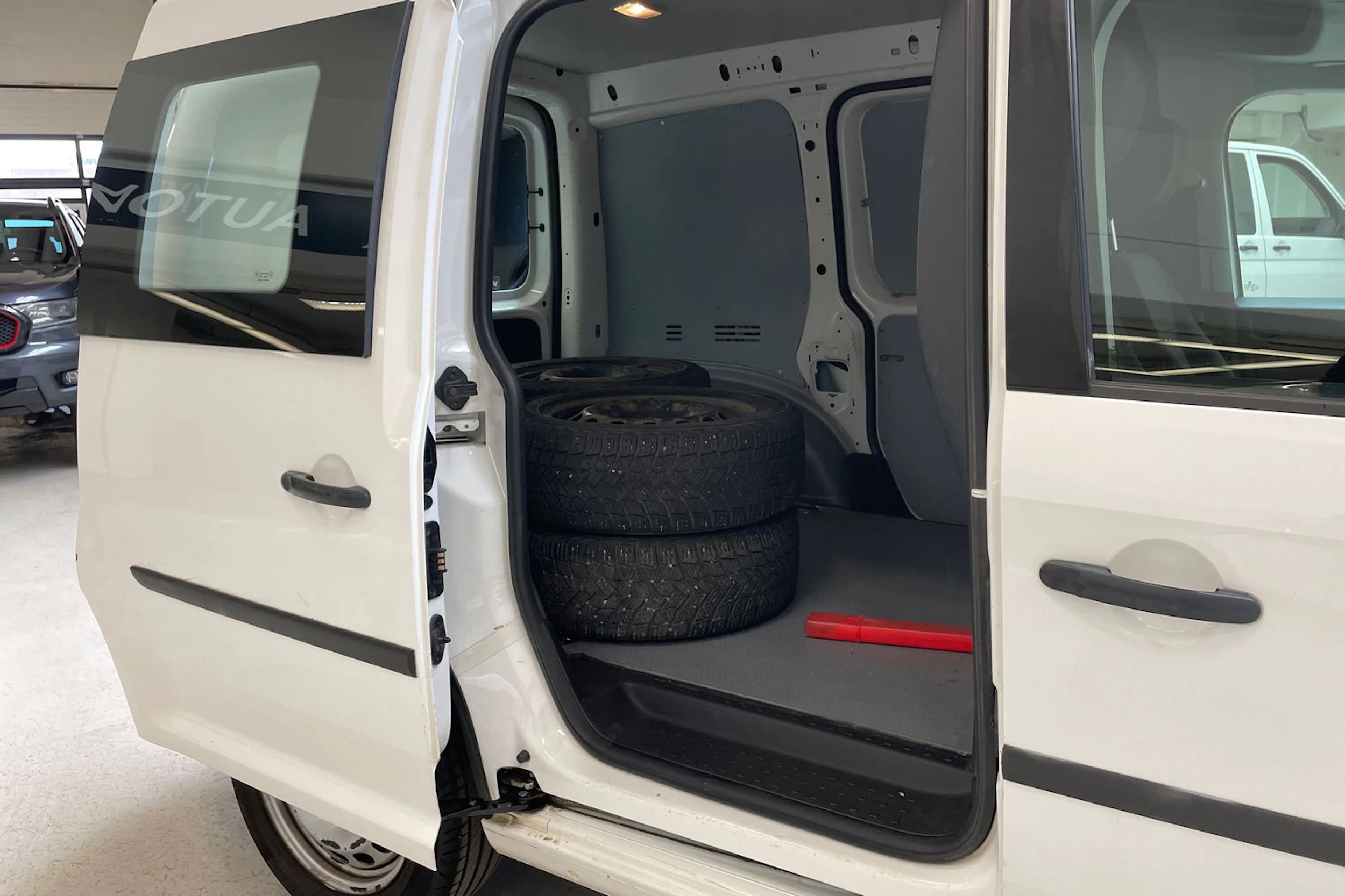 valkoinen Volkswagen Caddy 2017 kuva 16.