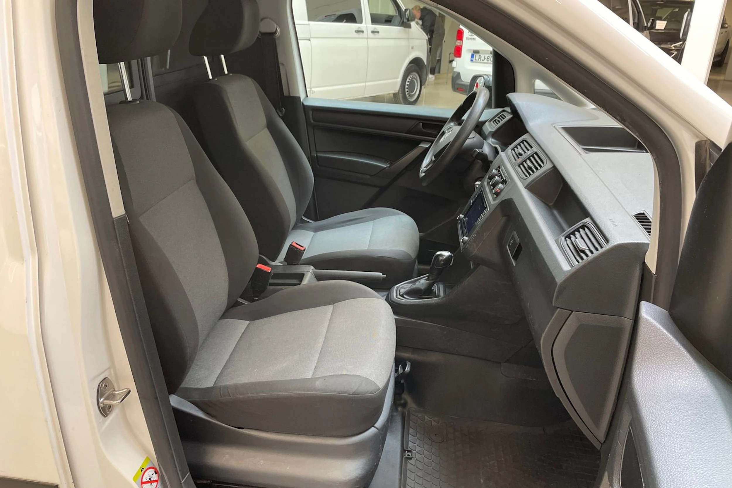 valkoinen Volkswagen Caddy 2017 kuva 17.