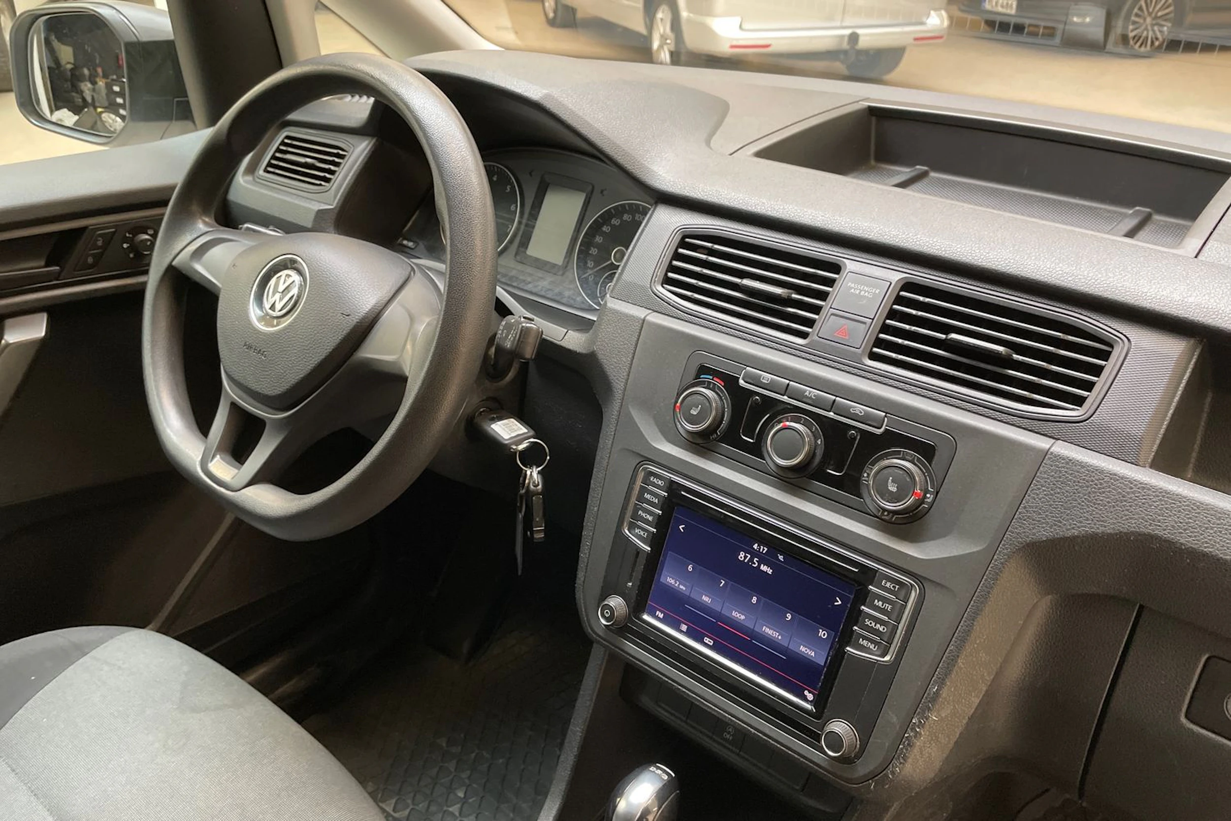 valkoinen Volkswagen Caddy 2017 kuva 18.