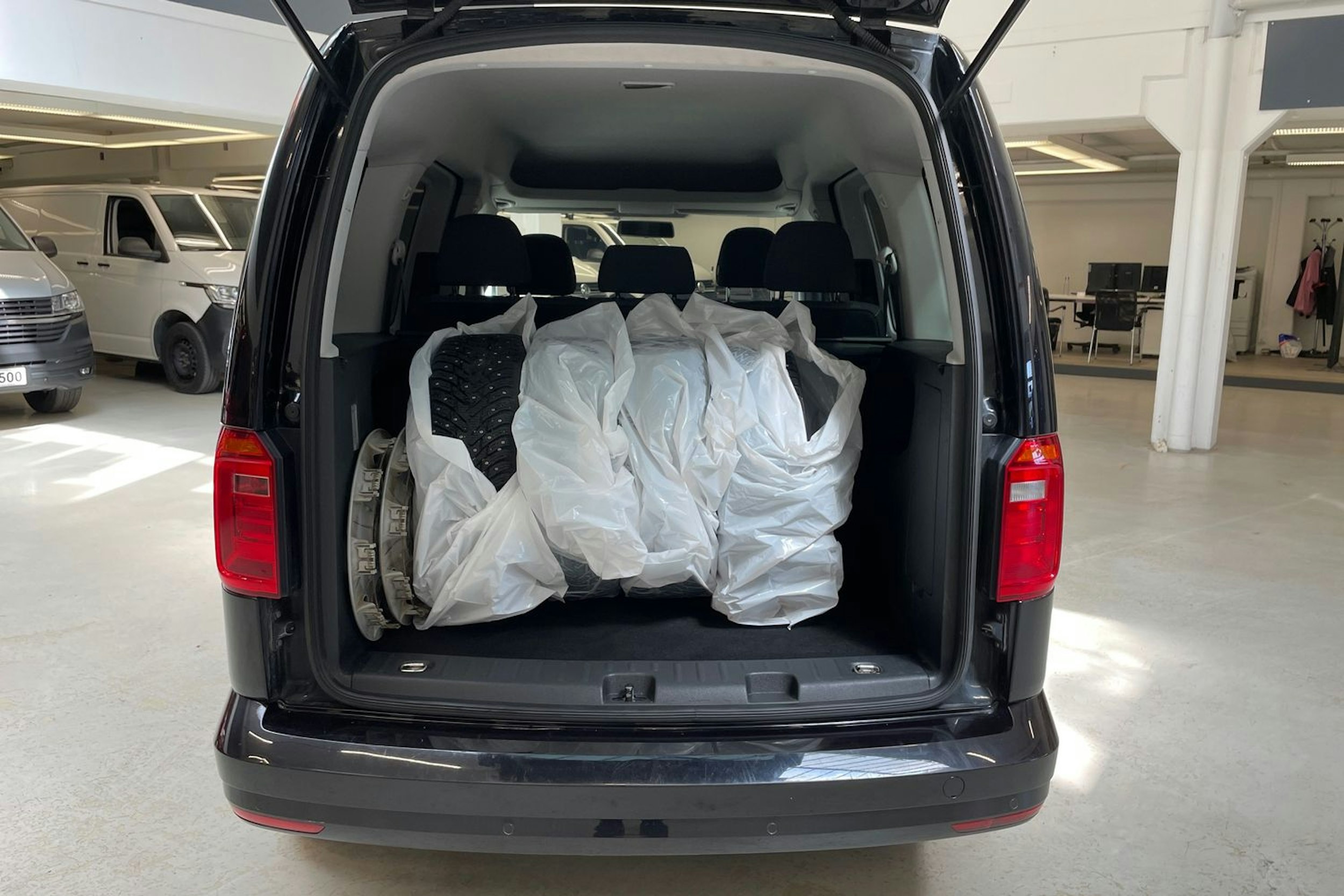 musta Volkswagen Caddy 2017 kuva 14.