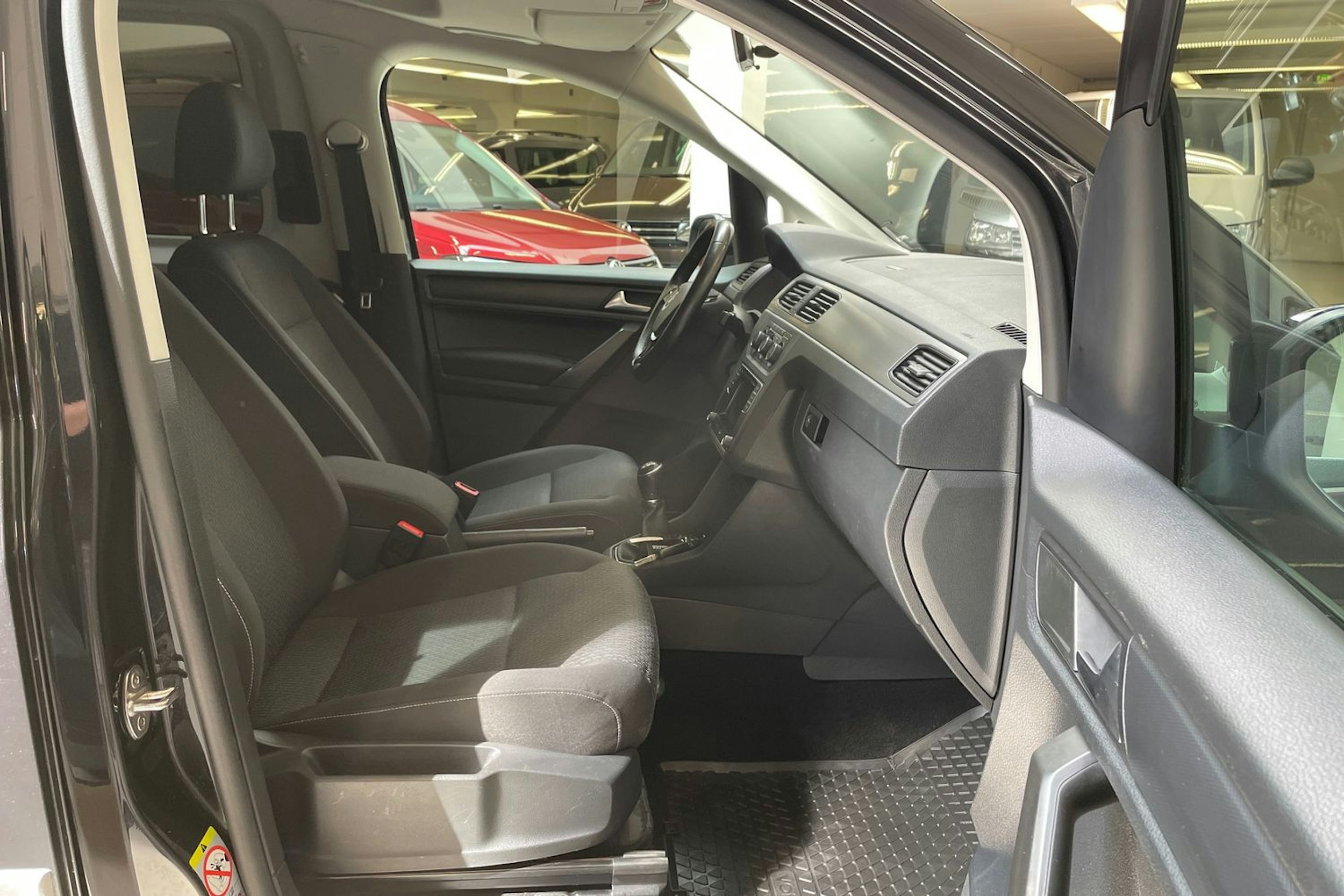 musta Volkswagen Caddy 2017 kuva 17.