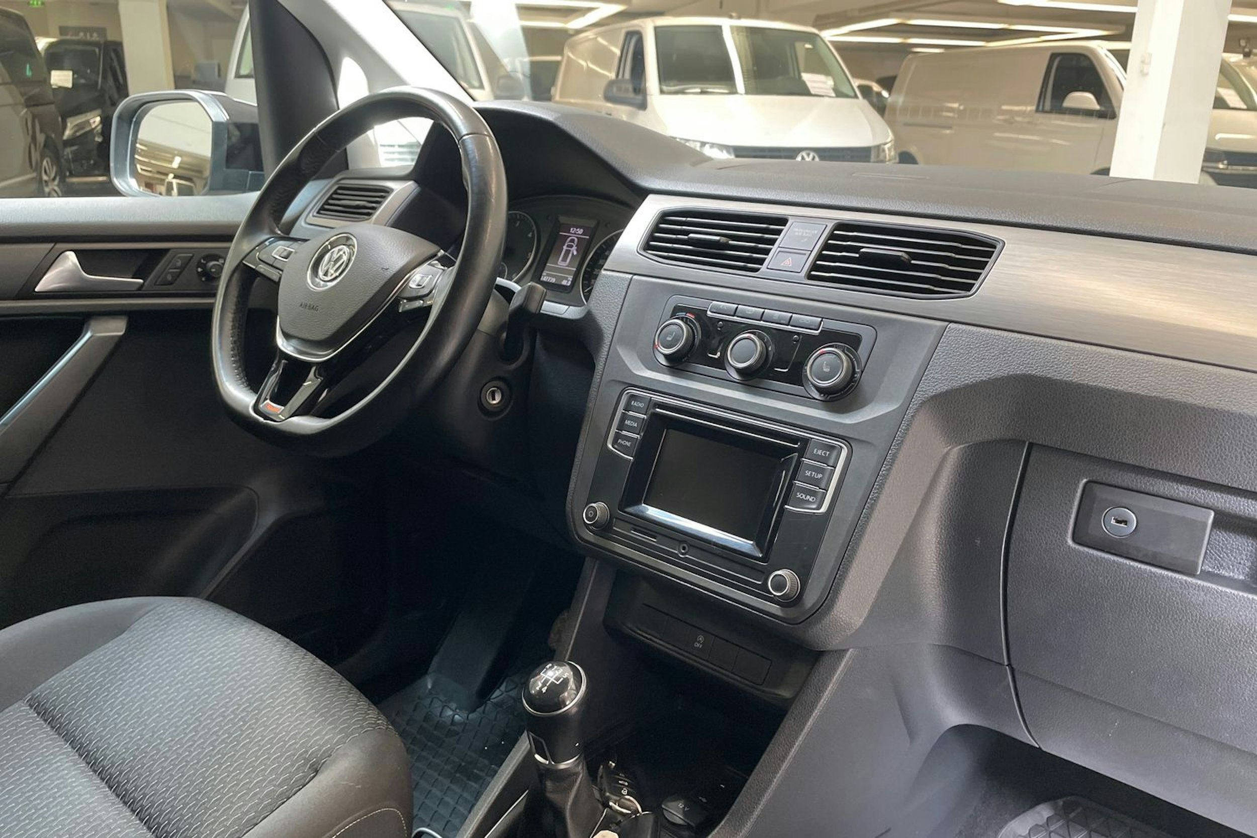 musta Volkswagen Caddy 2017 kuva 18.