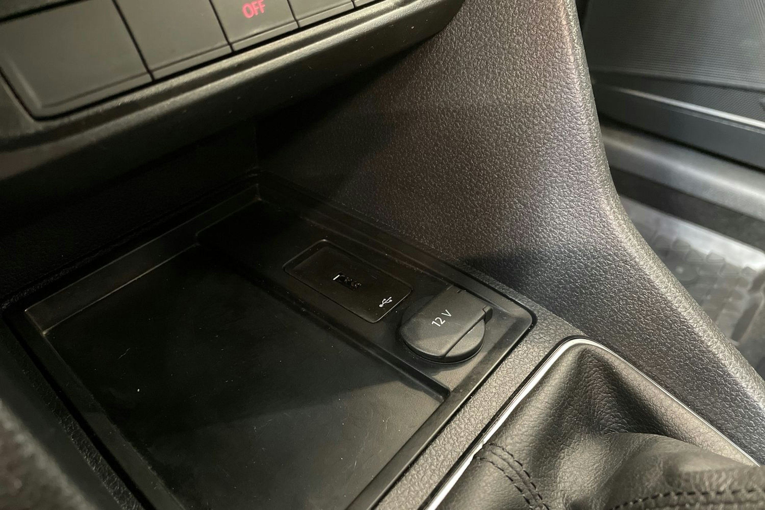 musta Volkswagen Caddy 2017 kuva 22.