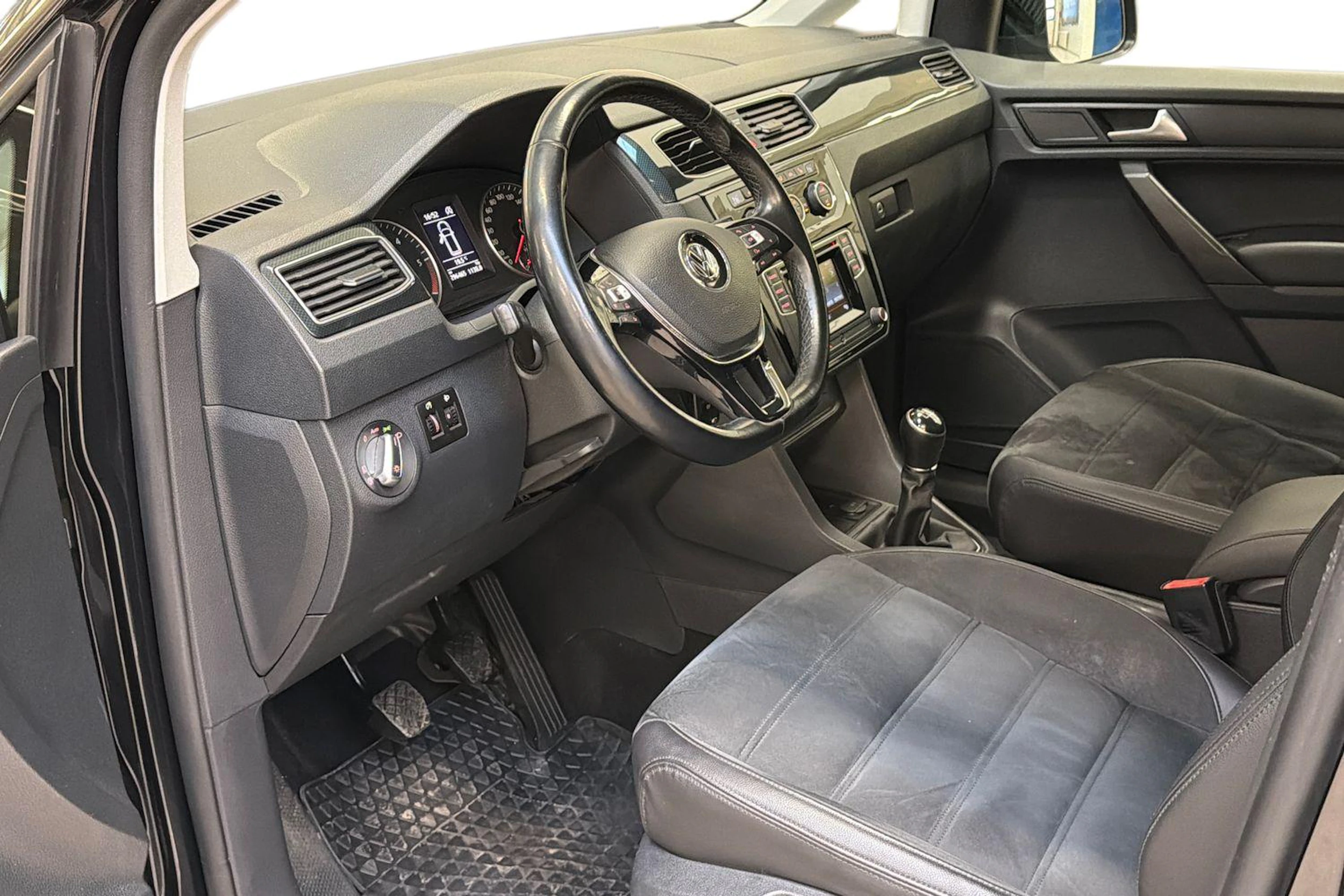 musta Volkswagen Caddy 2017 kuva 8.