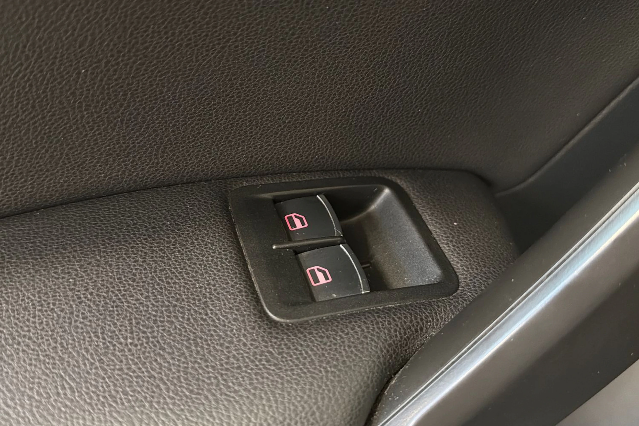 musta Volkswagen Caddy 2017 kuva 23.