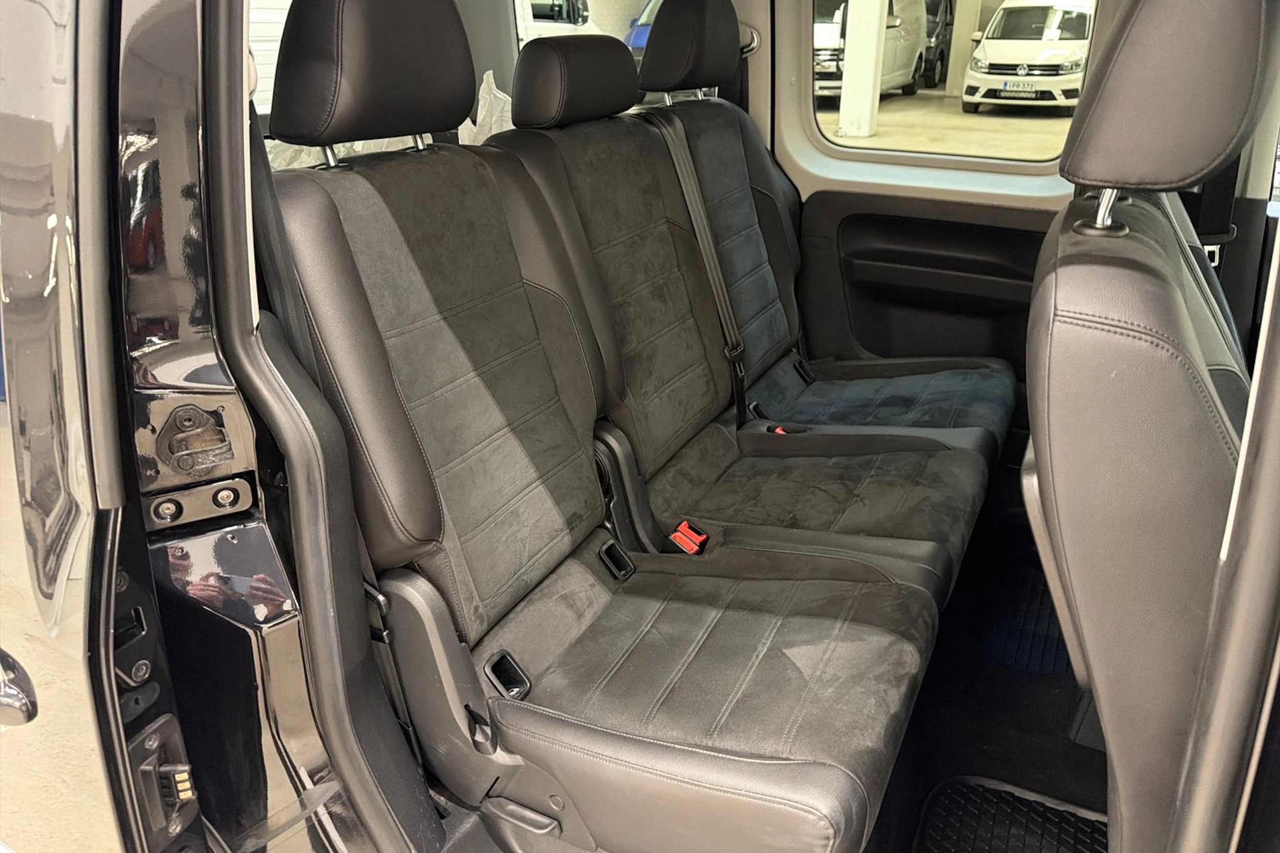 musta Volkswagen Caddy 2017 kuva 24.