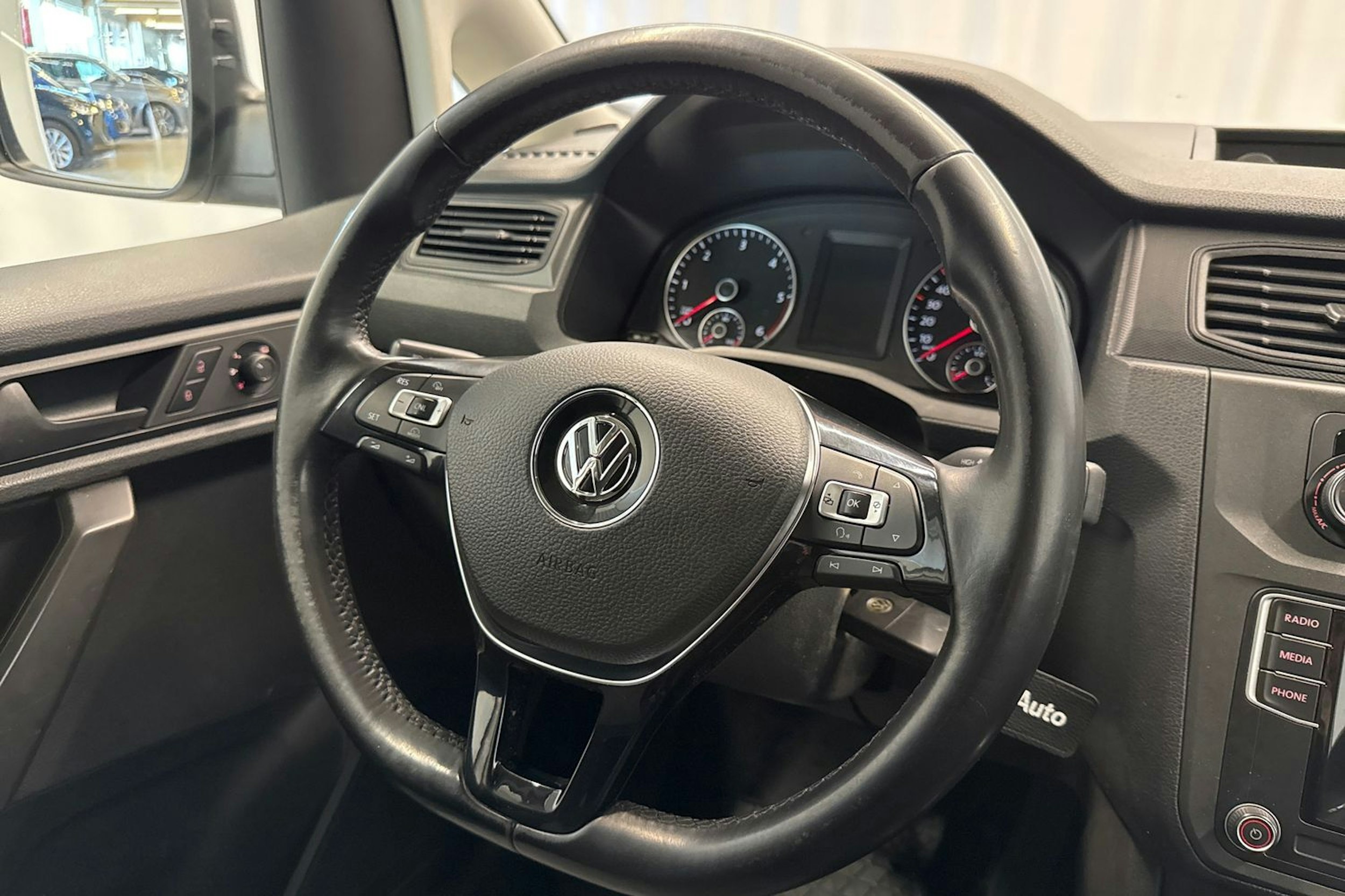 valkoinen Volkswagen Caddy Maxi 2017 kuva 13.