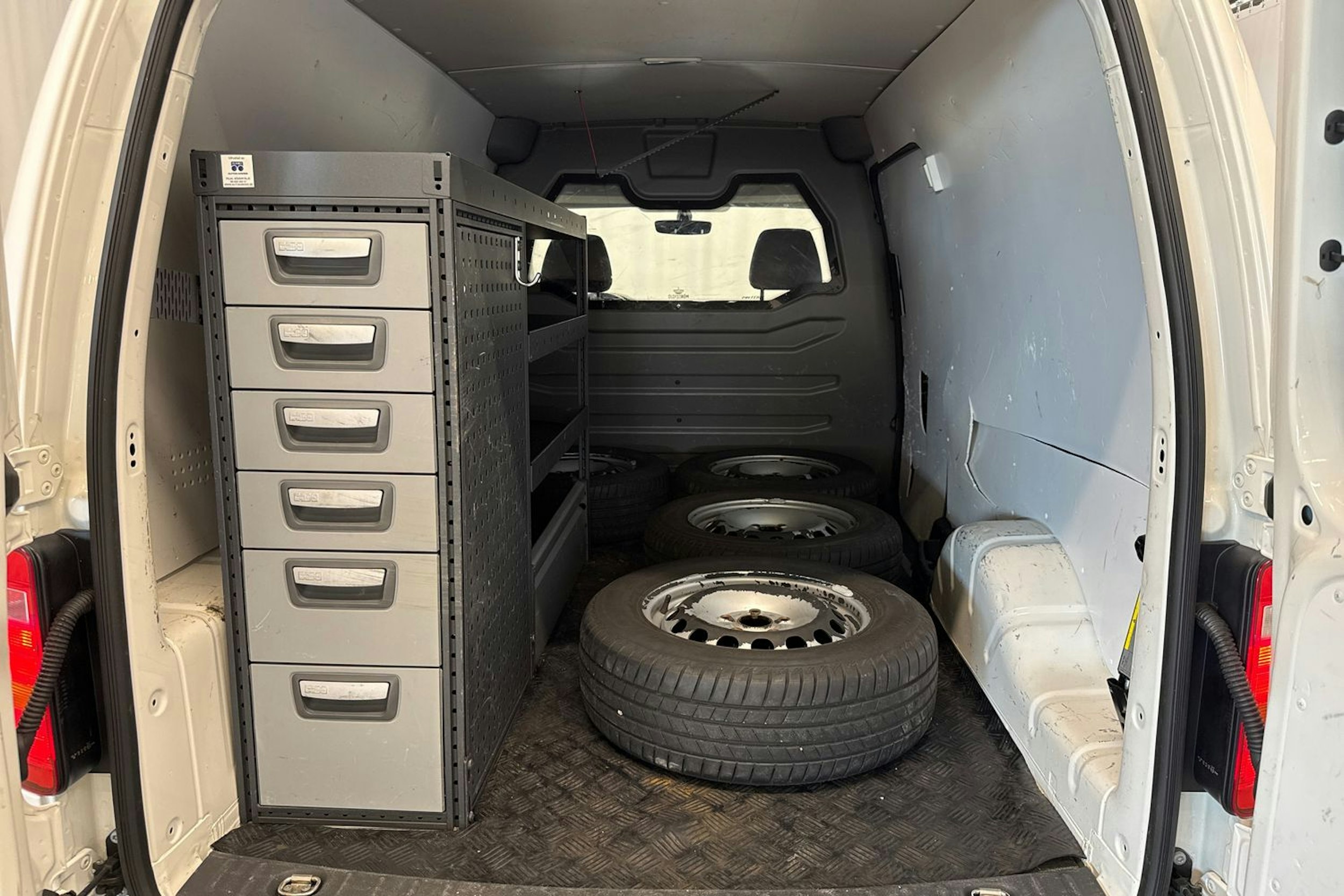 valkoinen Volkswagen Caddy Maxi 2017 kuva 24.