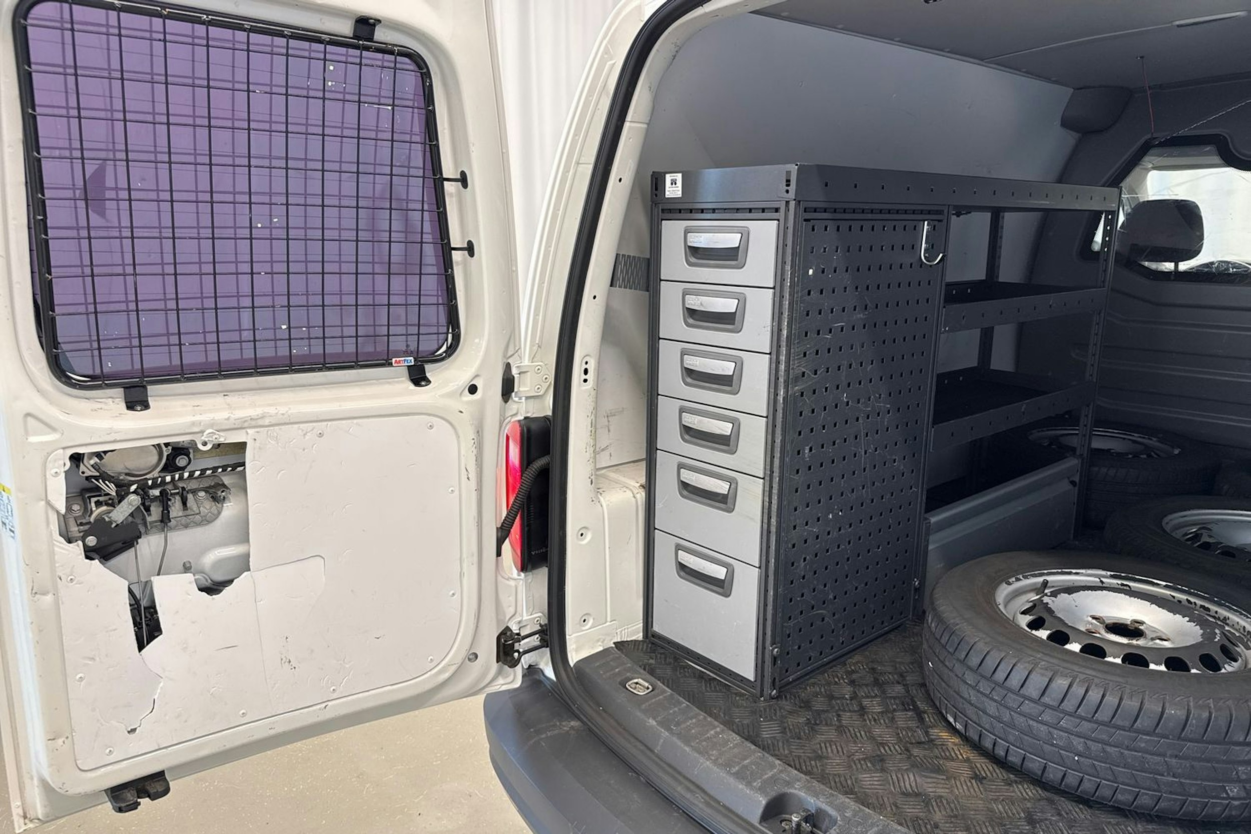 valkoinen Volkswagen Caddy Maxi 2017 kuva 25.