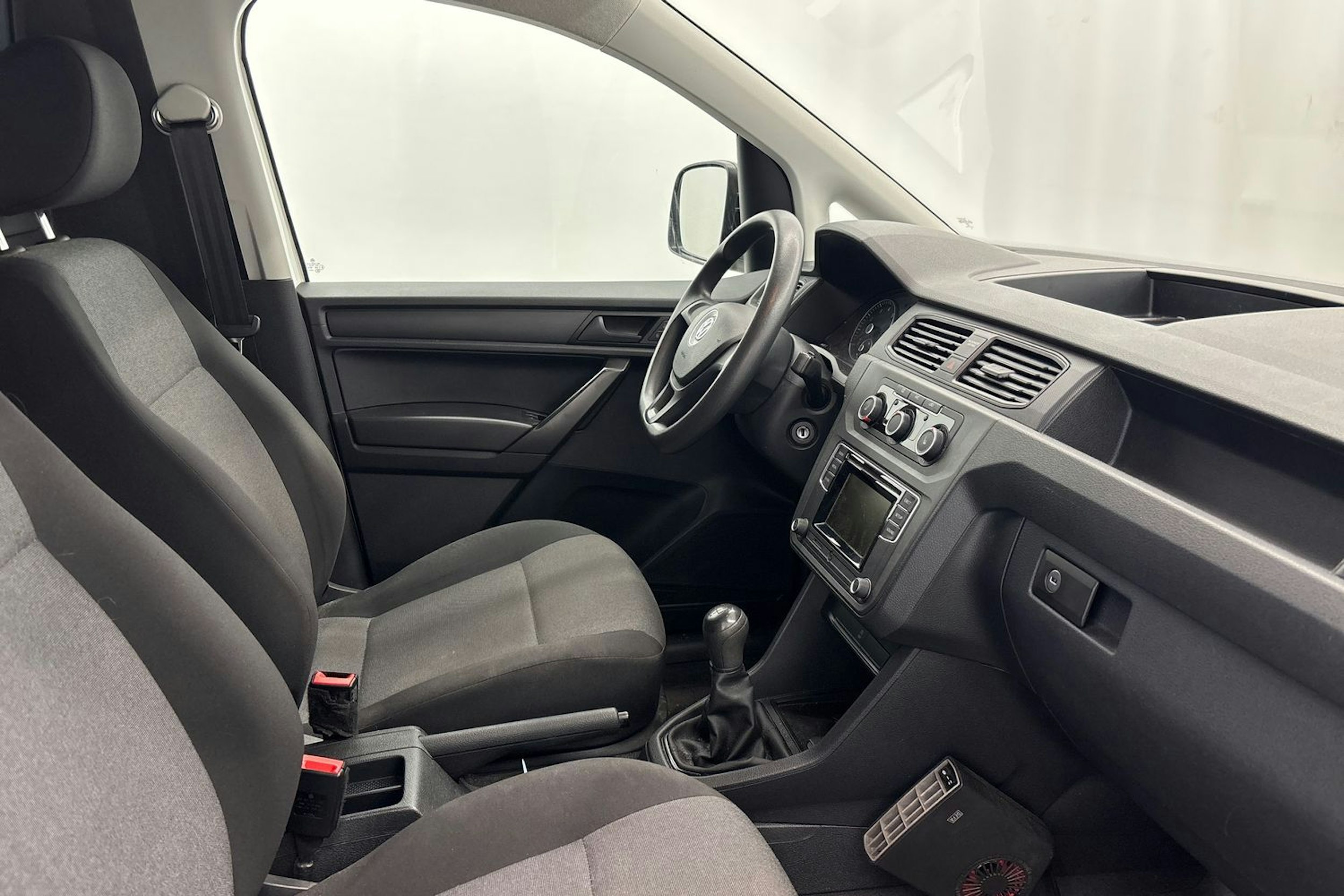 valkoinen Volkswagen Caddy 2017 kuva 13.