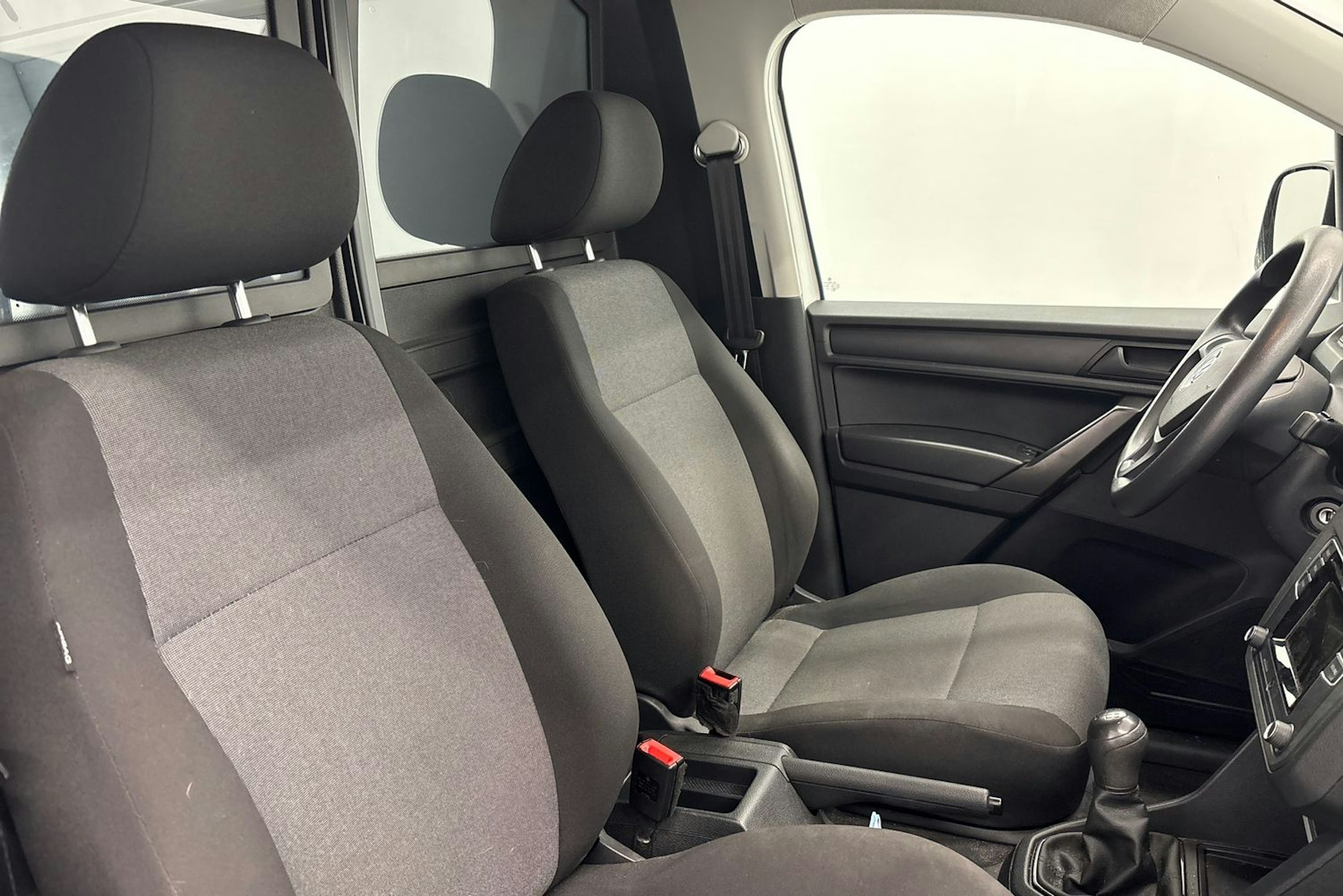 valkoinen Volkswagen Caddy 2017 kuva 15.