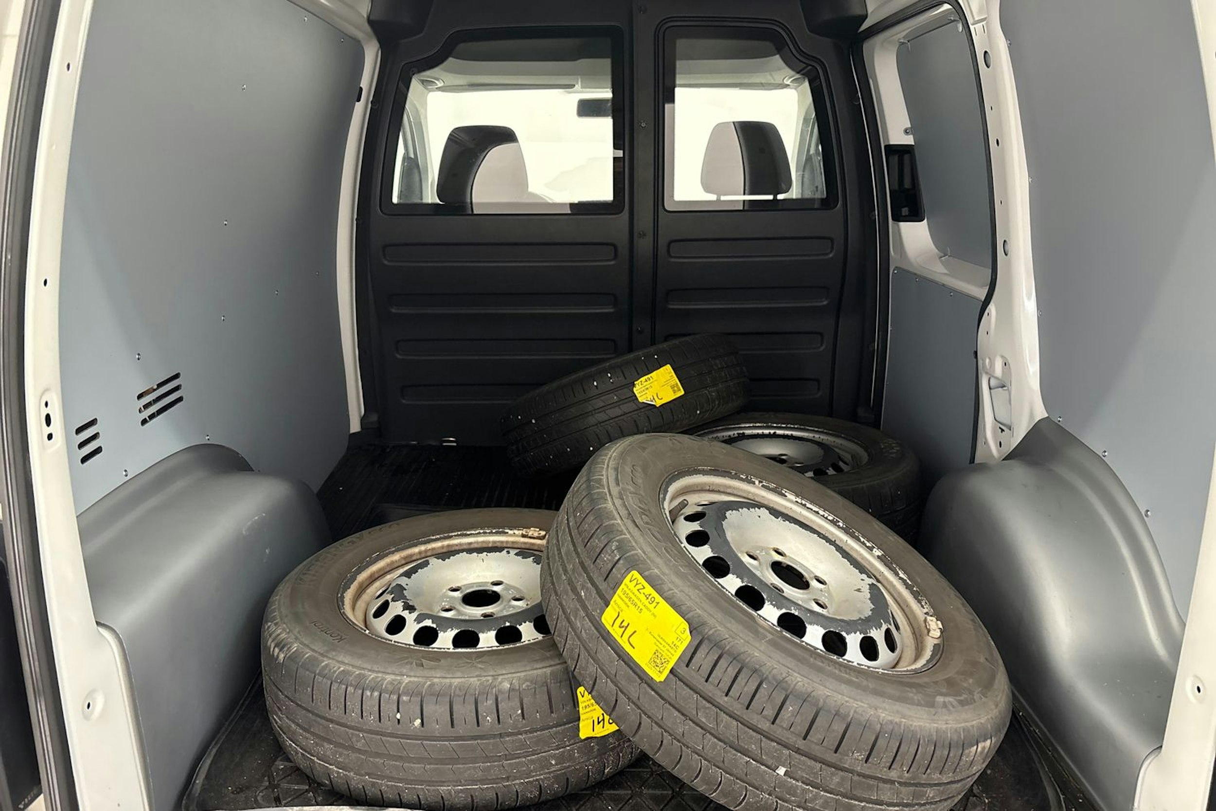 valkoinen Volkswagen Caddy 2017 kuva 17.