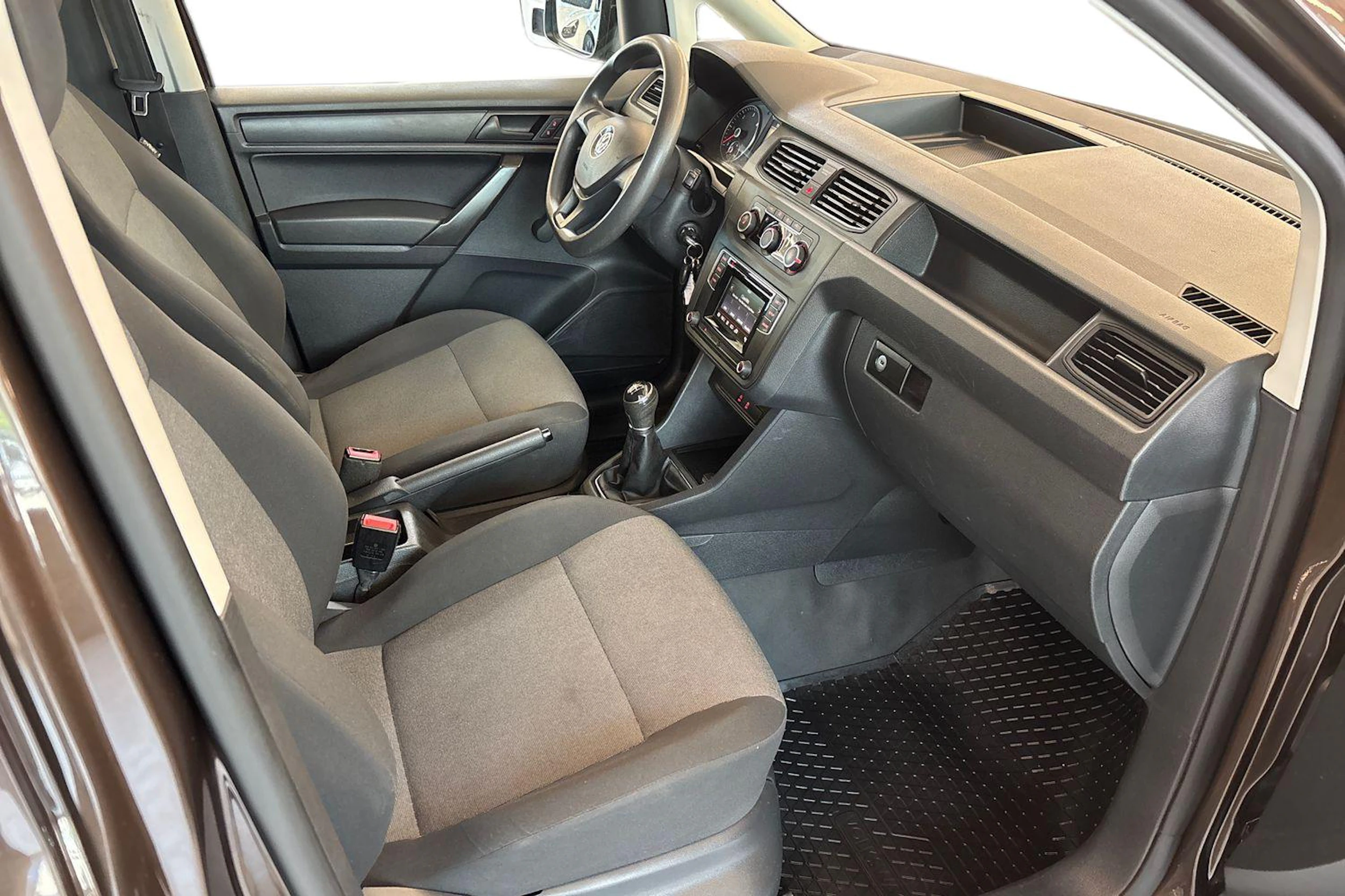 ruskea (beige) Volkswagen Caddy 2018 kuva 9.