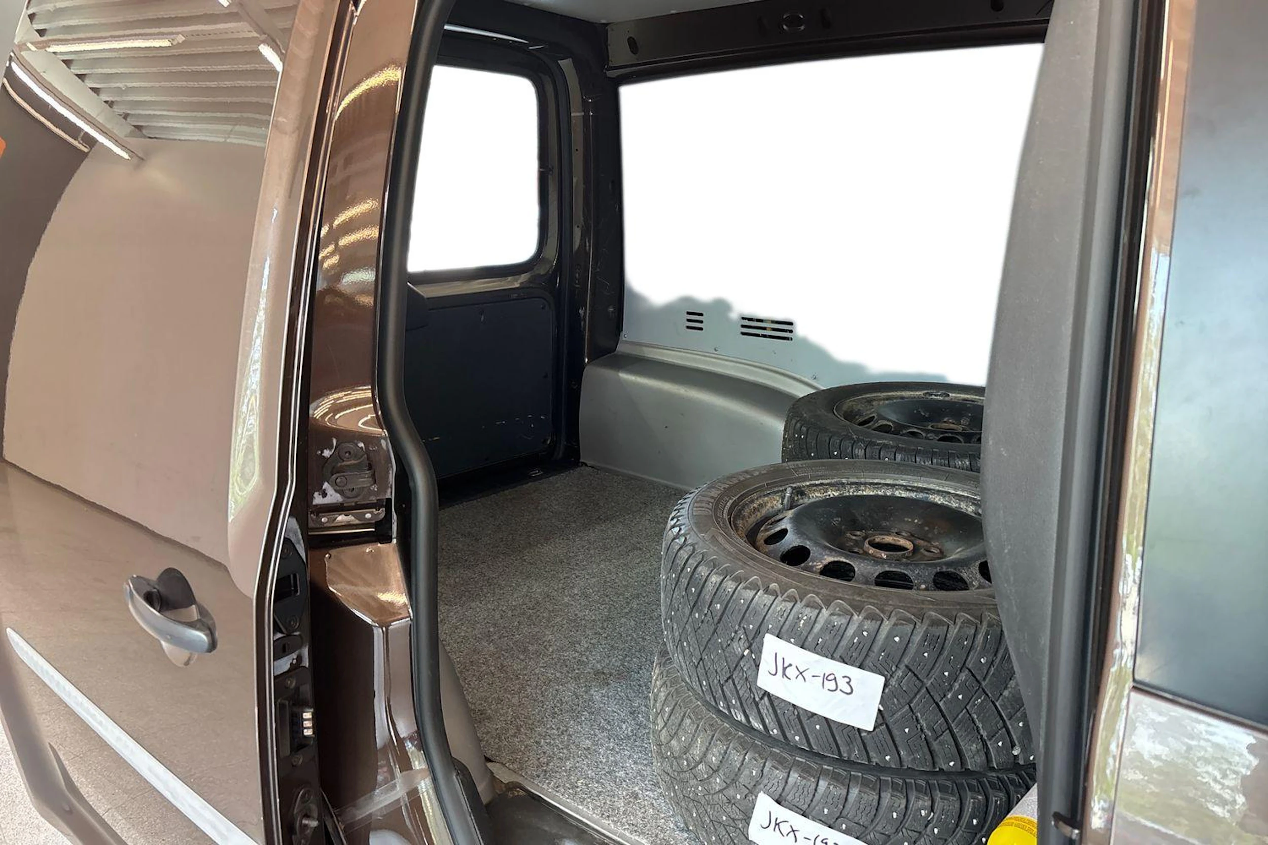 ruskea (beige) Volkswagen Caddy 2018 kuva 11.