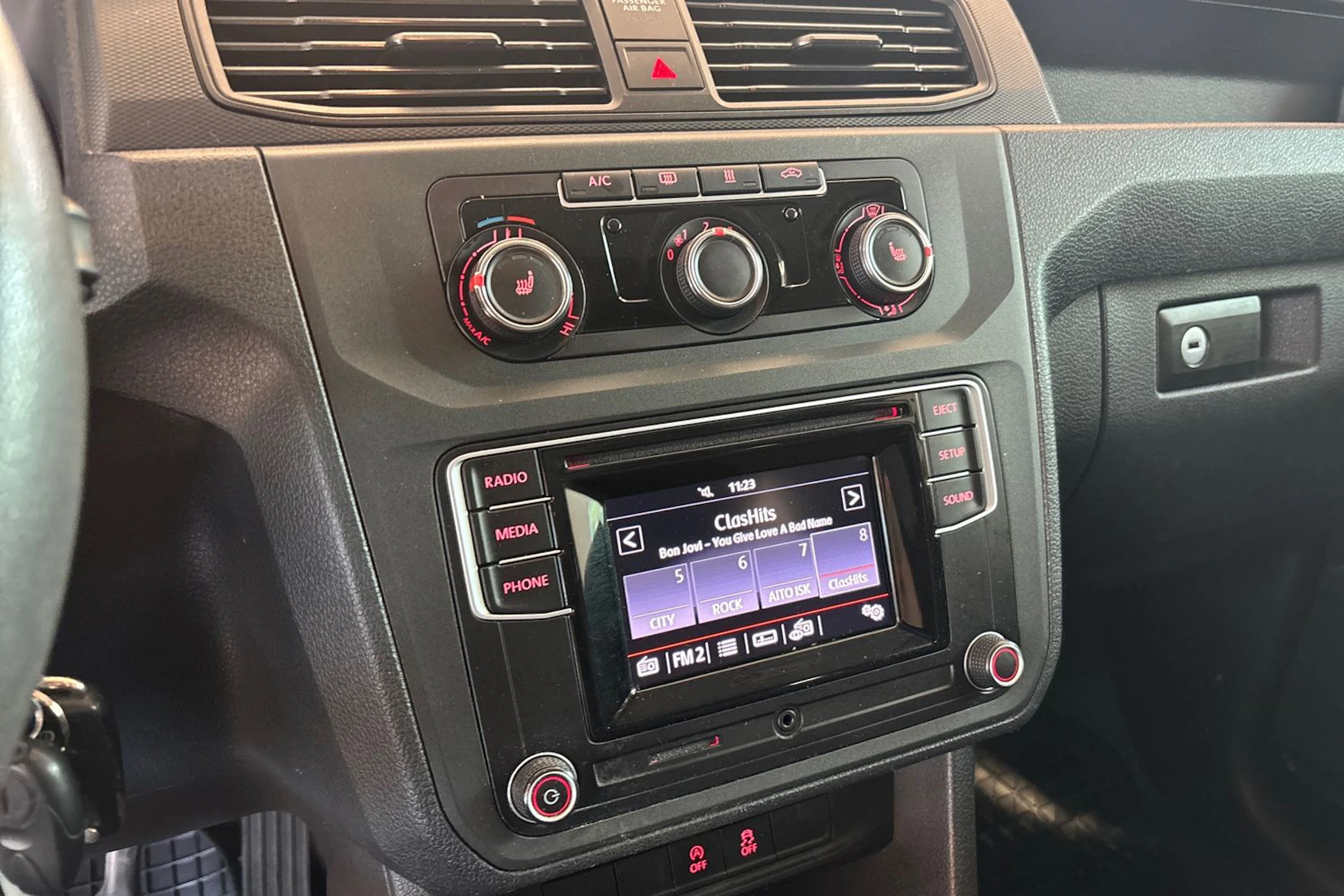 ruskea (beige) Volkswagen Caddy 2018 kuva 16.