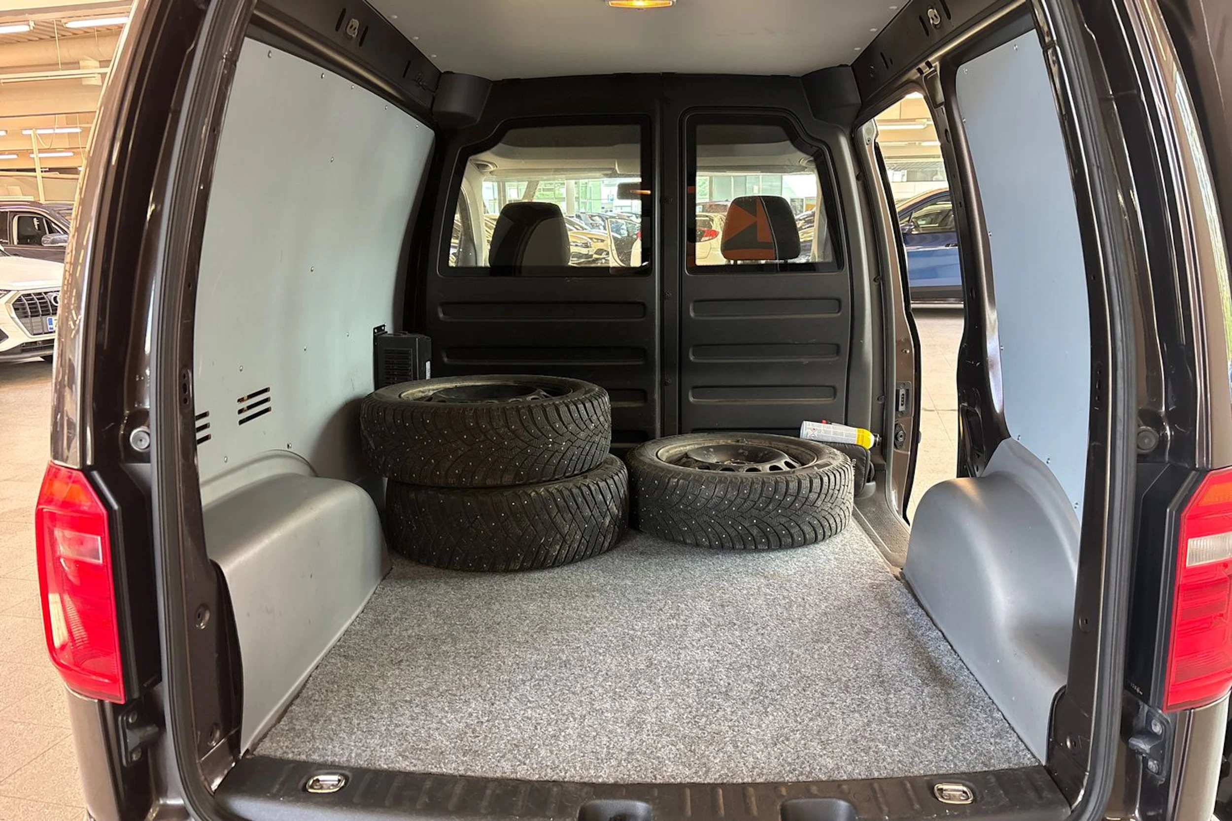 ruskea (beige) Volkswagen Caddy 2018 kuva 18.