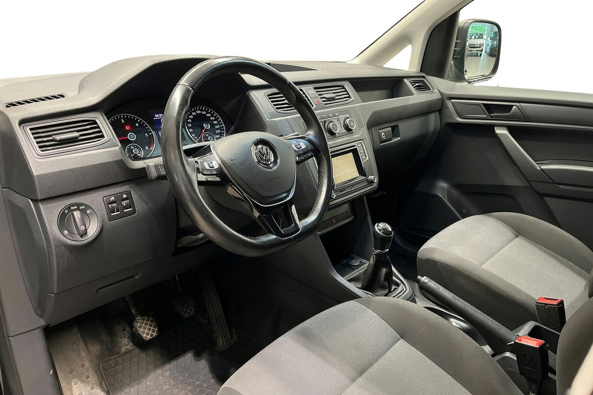 musta Volkswagen Caddy 2018 kuva 7.