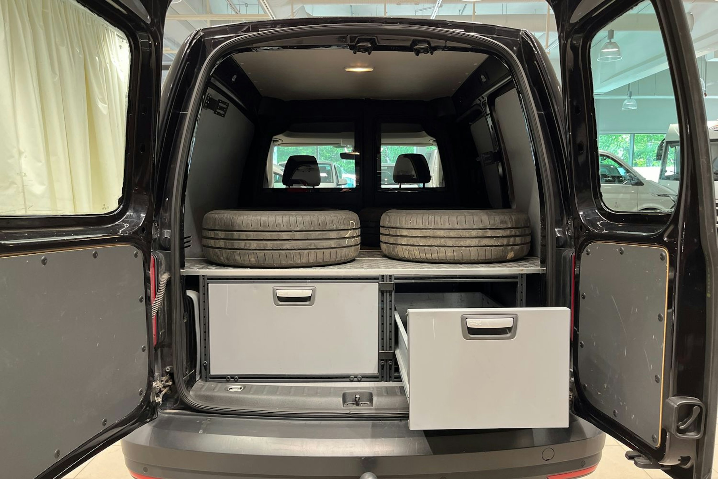 musta Volkswagen Caddy 2018 kuva 13.