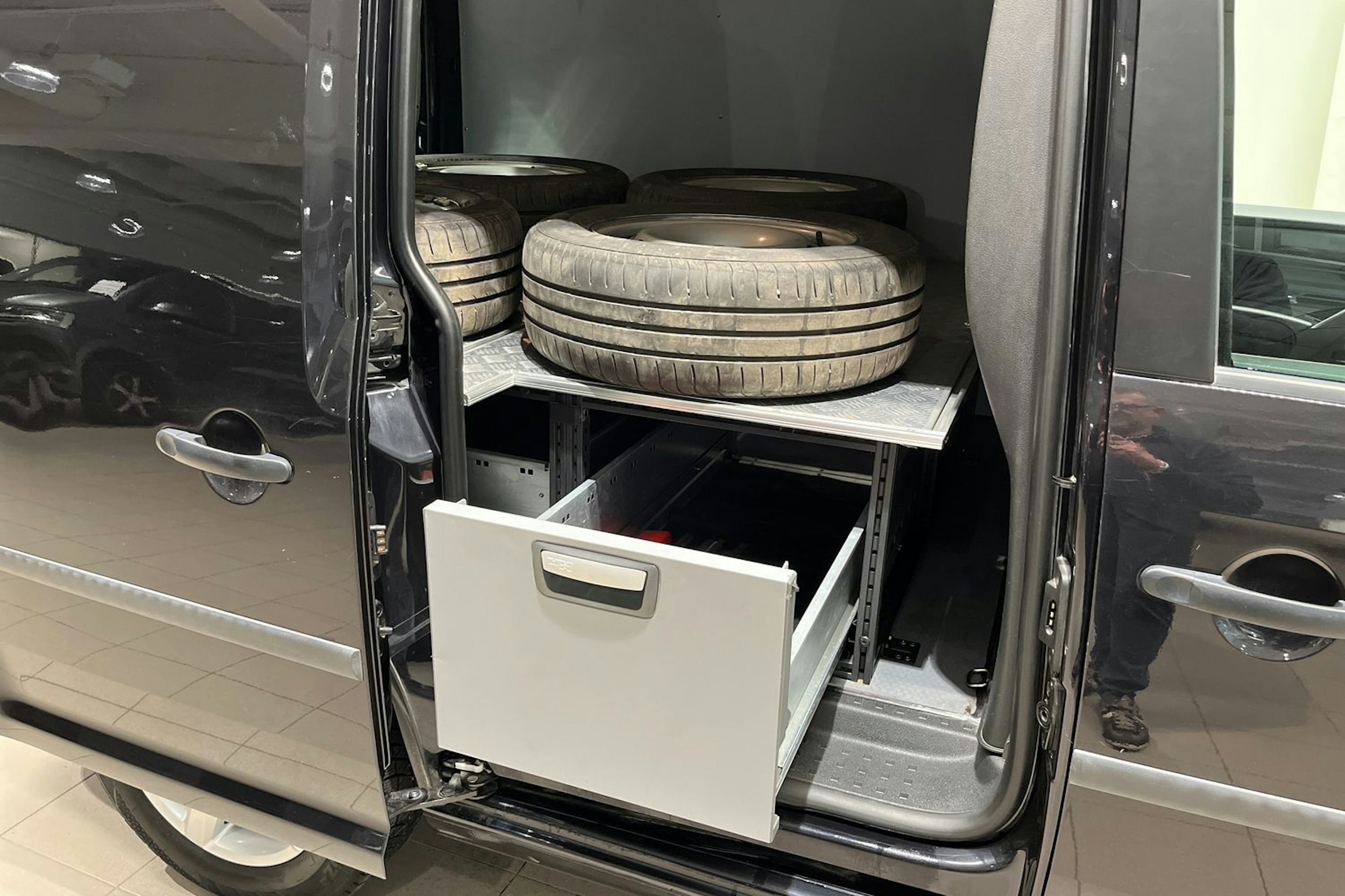 musta Volkswagen Caddy 2018 kuva 15.