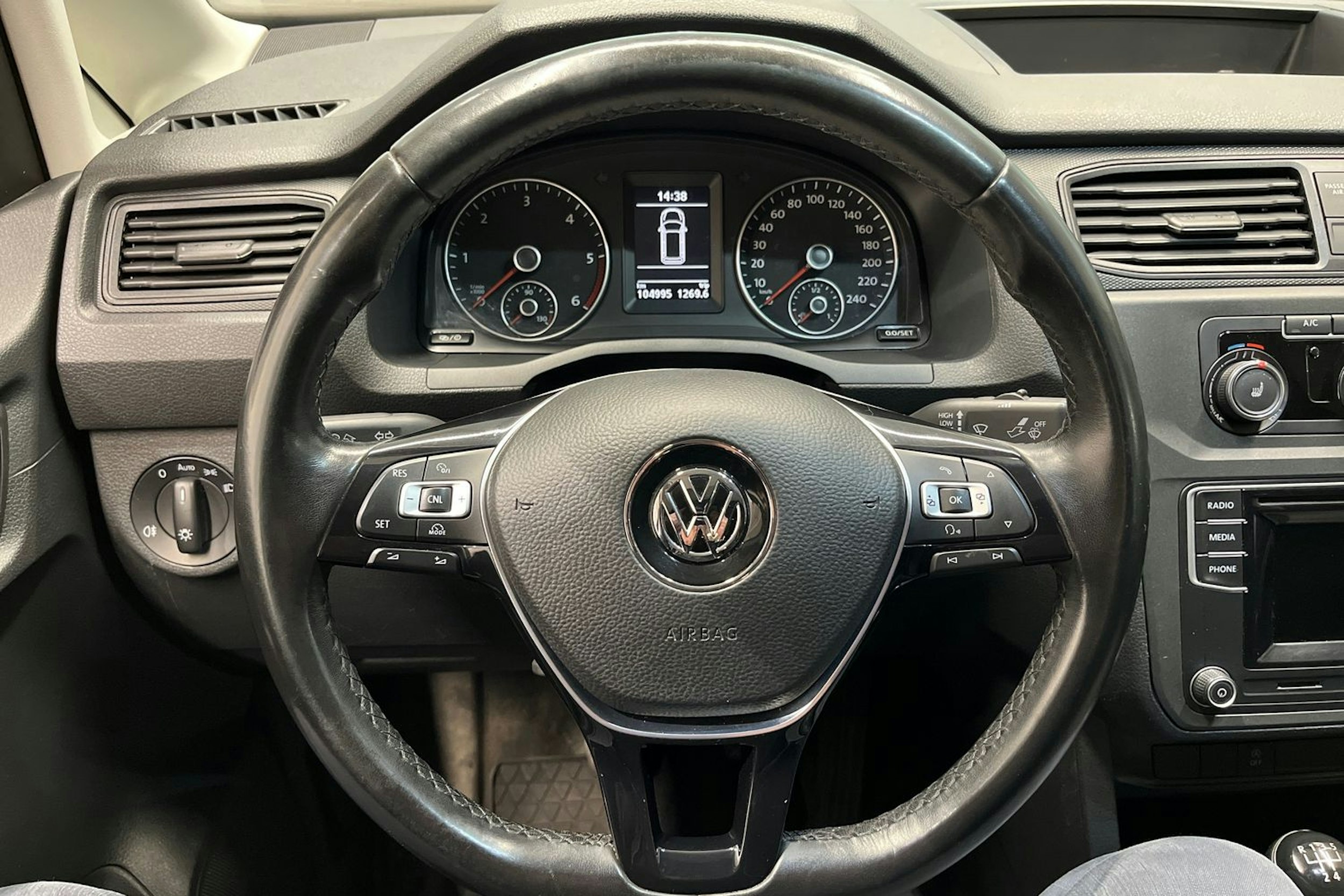 musta Volkswagen Caddy 2018 kuva 16.
