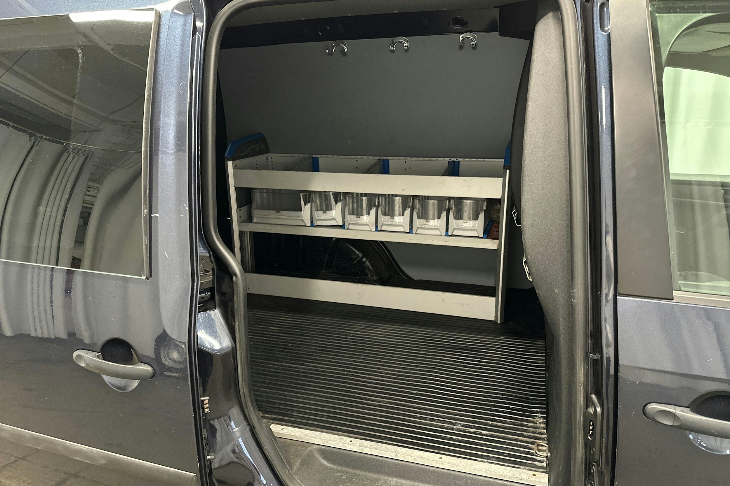 sininen Volkswagen Caddy 2018 kuva 11.