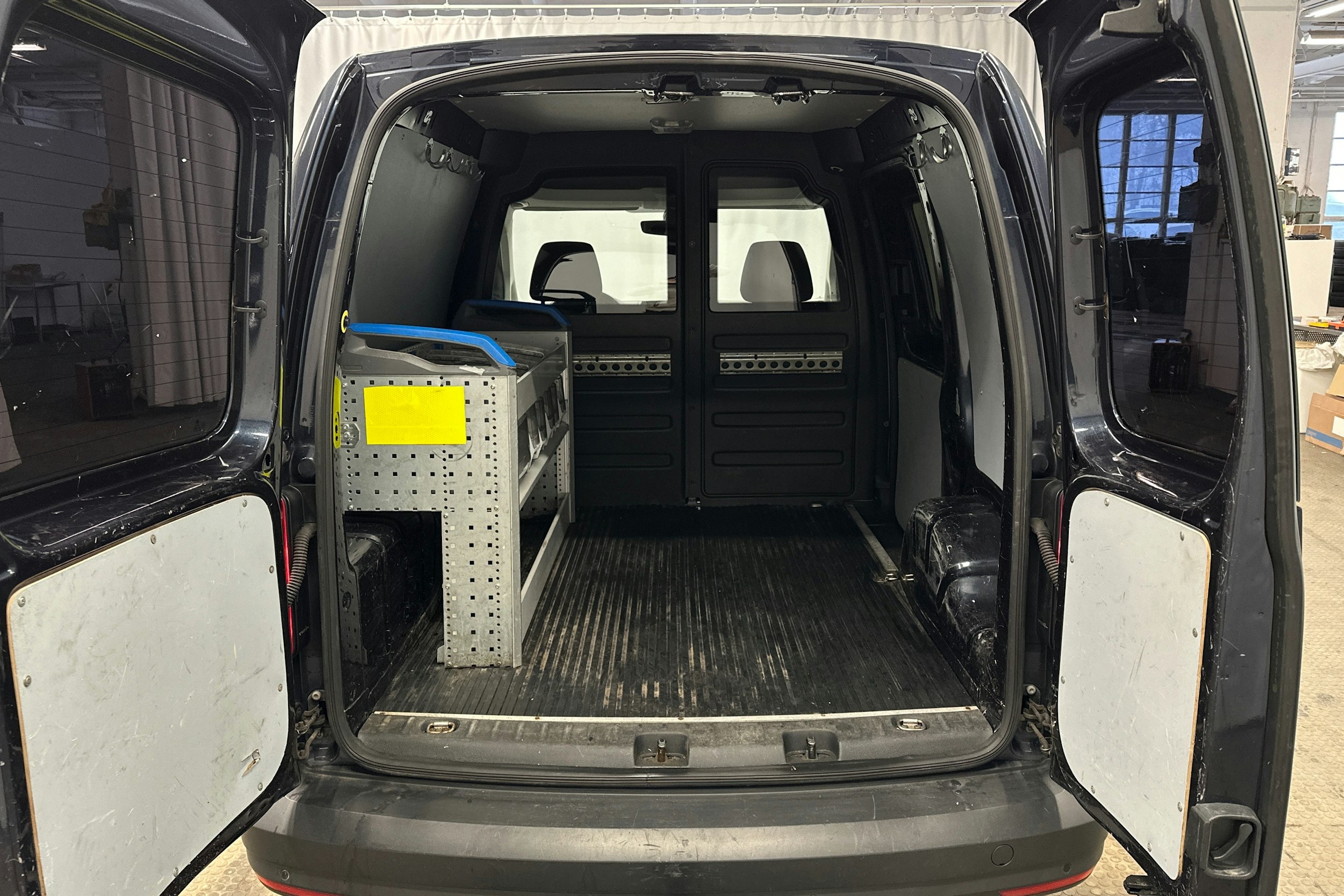 sininen Volkswagen Caddy 2018 kuva 15.