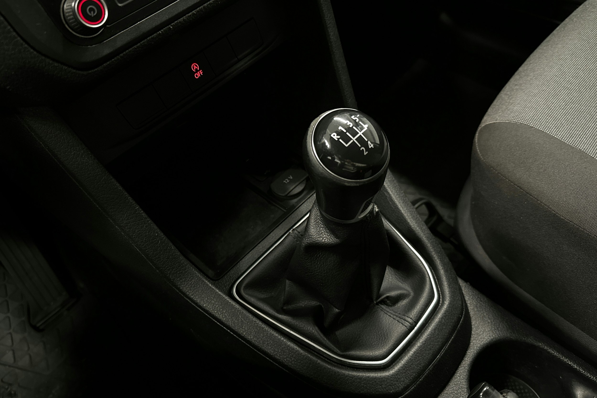 sininen Volkswagen Caddy 2018 kuva 27.