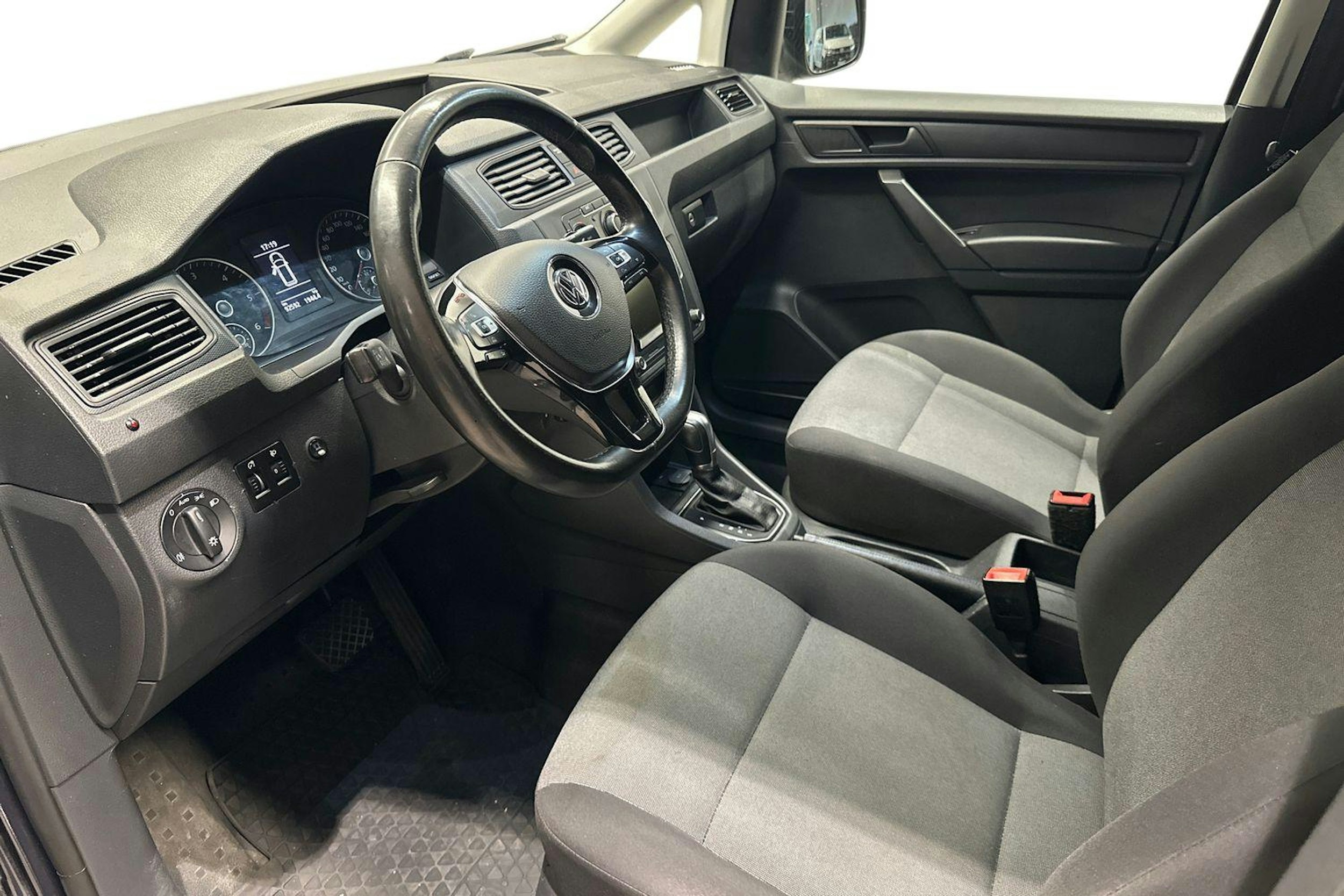 sininen Volkswagen Caddy 2018 kuva 6.