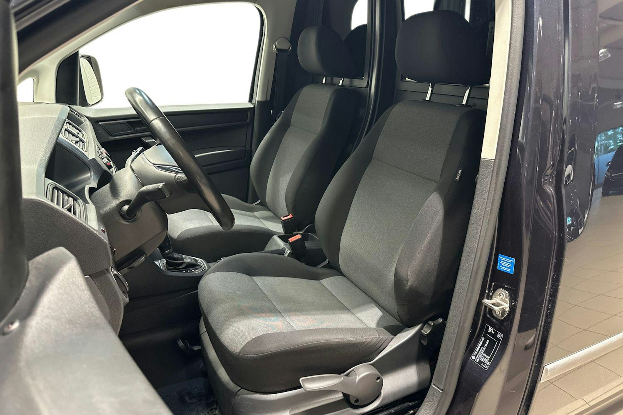 sininen Volkswagen Caddy 2018 kuva 8.