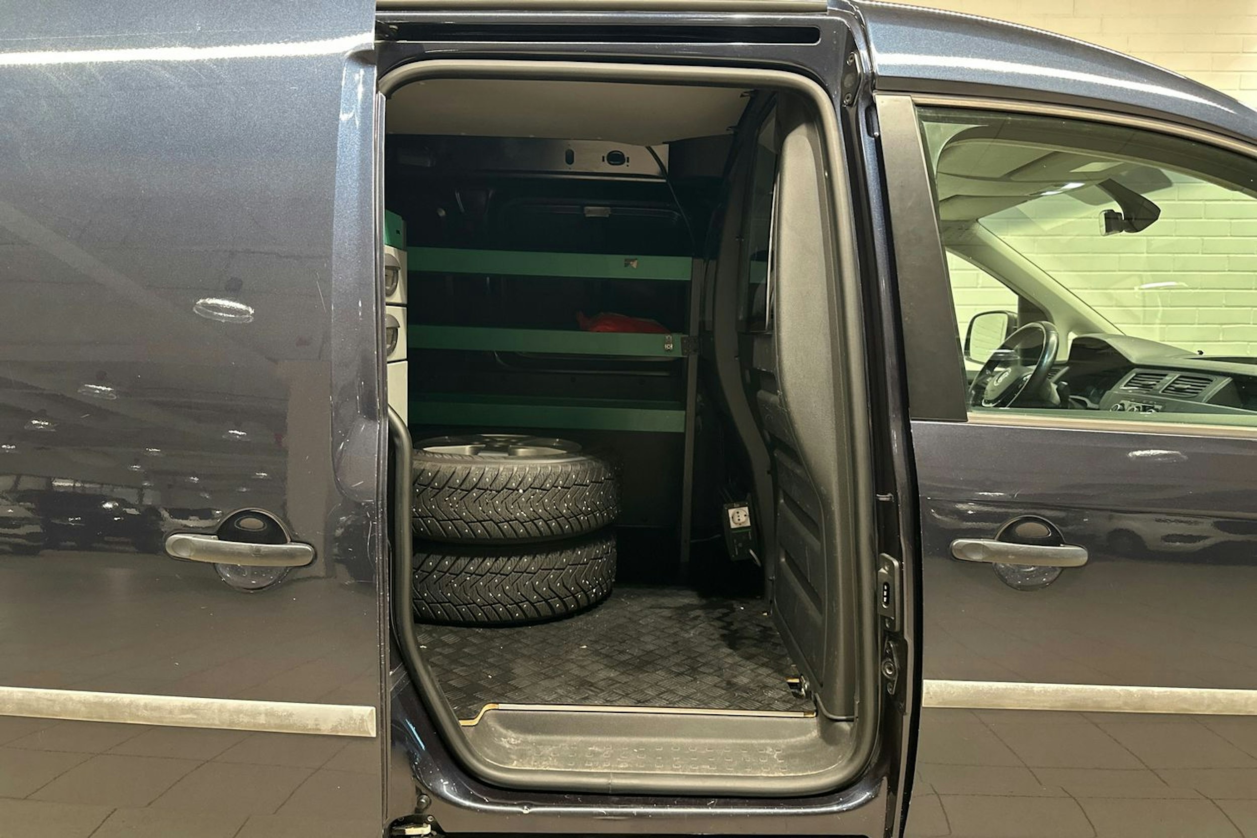 sininen Volkswagen Caddy 2018 kuva 11.