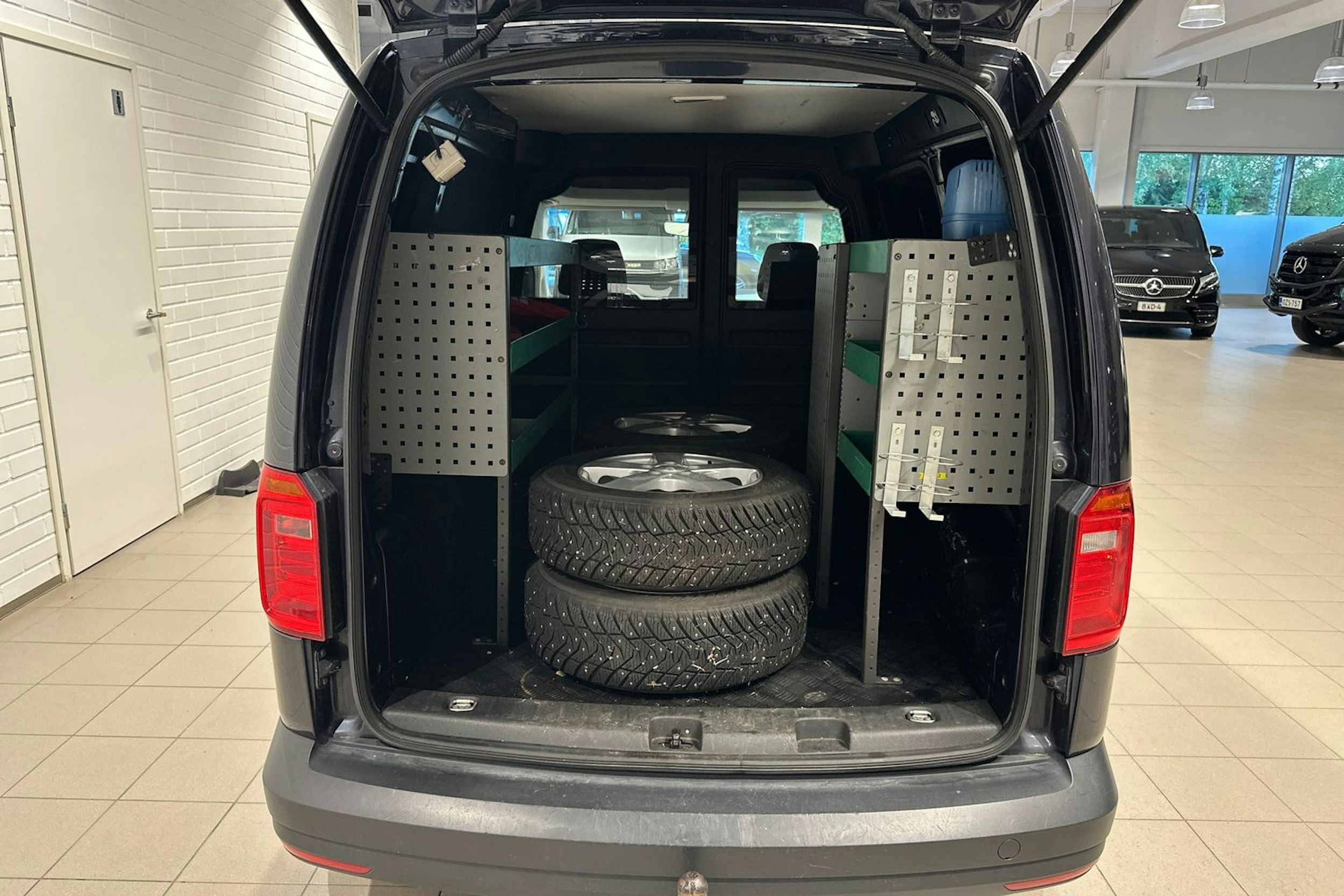 sininen Volkswagen Caddy 2018 kuva 16.