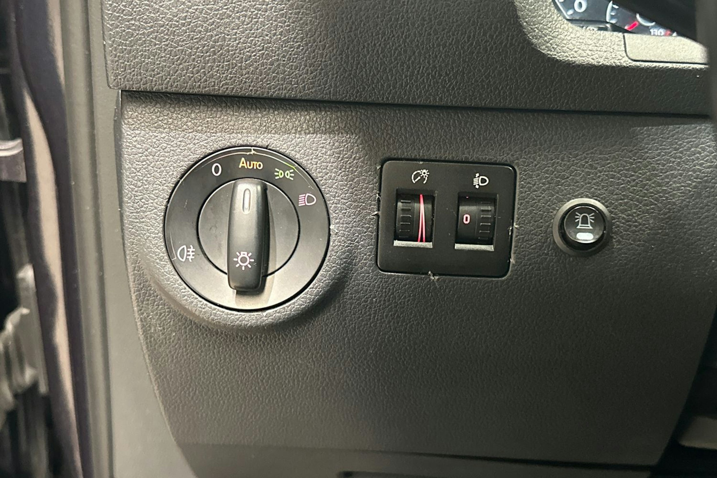 sininen Volkswagen Caddy 2018 kuva 23.