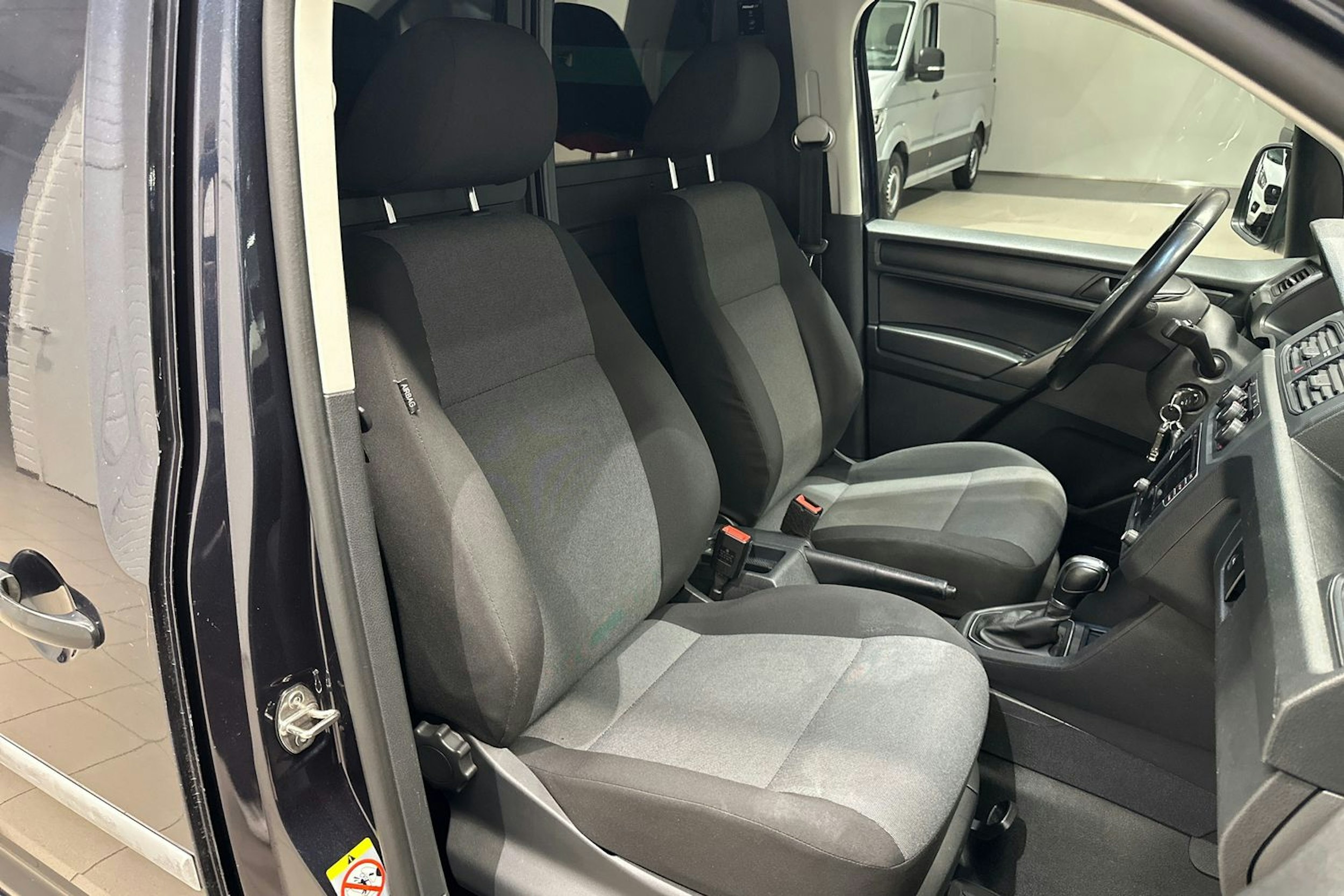 sininen Volkswagen Caddy 2018 kuva 31.