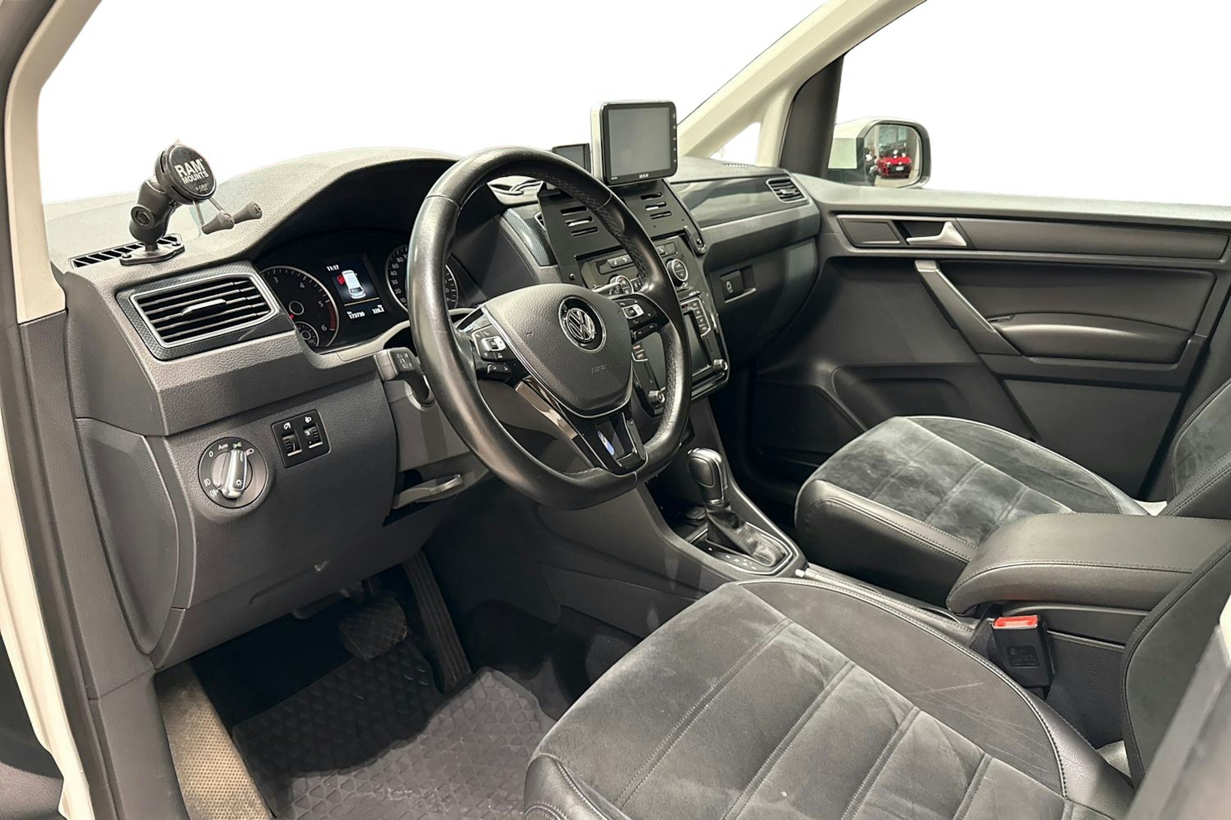 Valkoinen Volkswagen Caddy 2018 kuva 6.