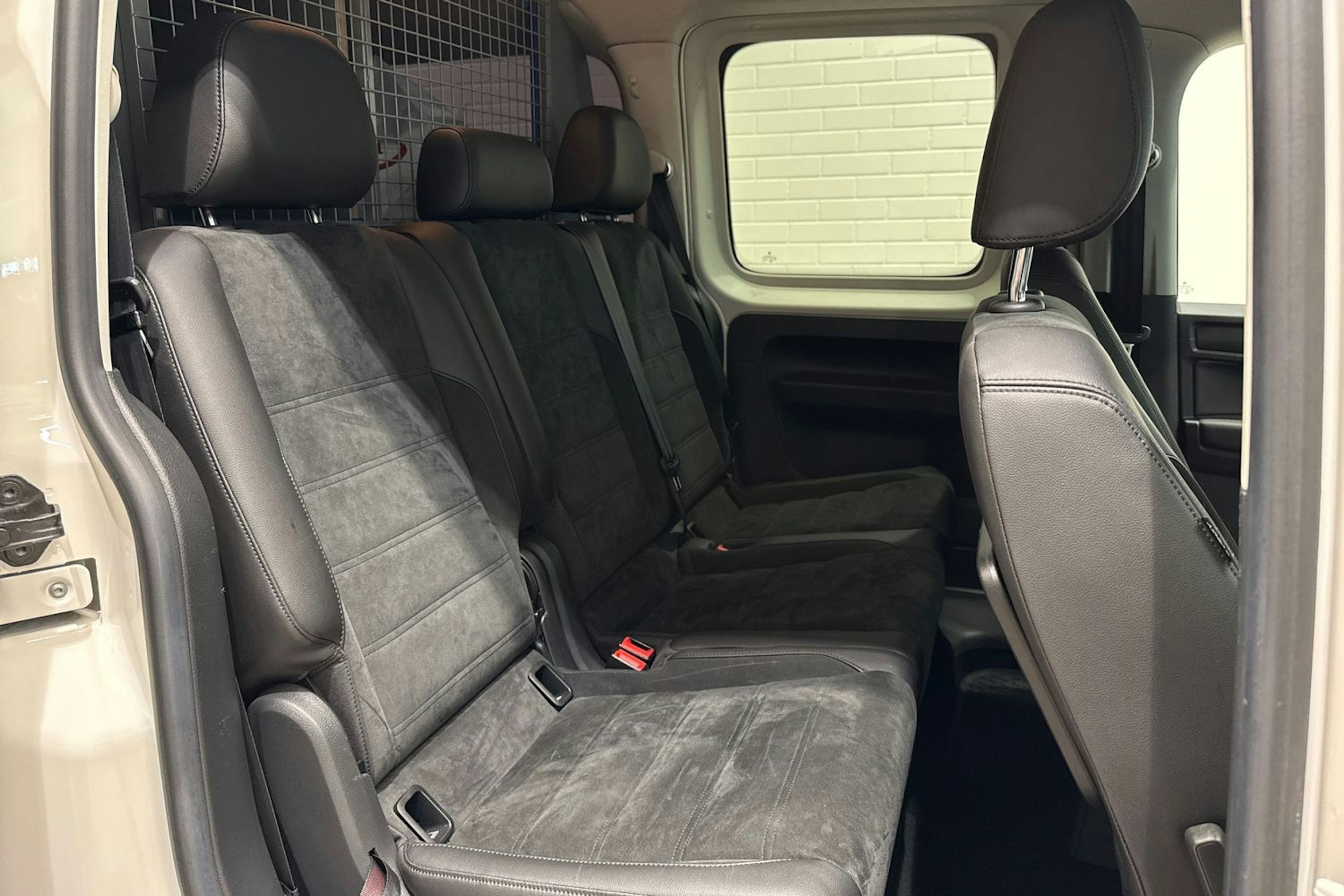 Valkoinen Volkswagen Caddy 2018 kuva 10.