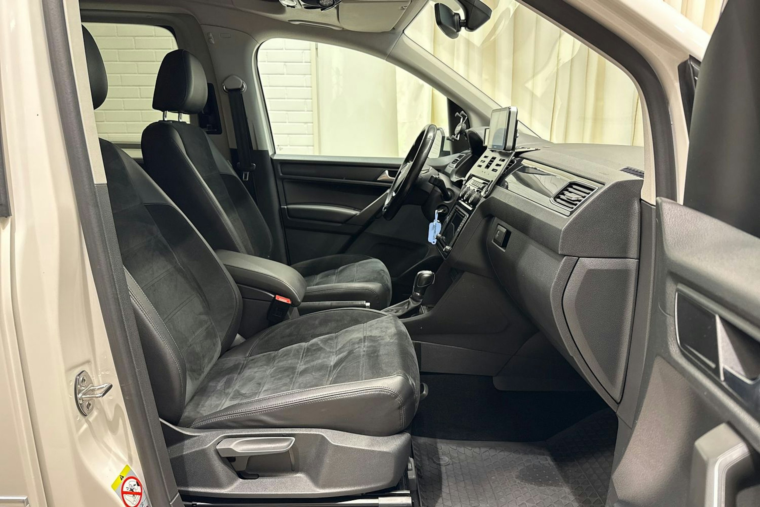 Valkoinen Volkswagen Caddy 2018 kuva 11.