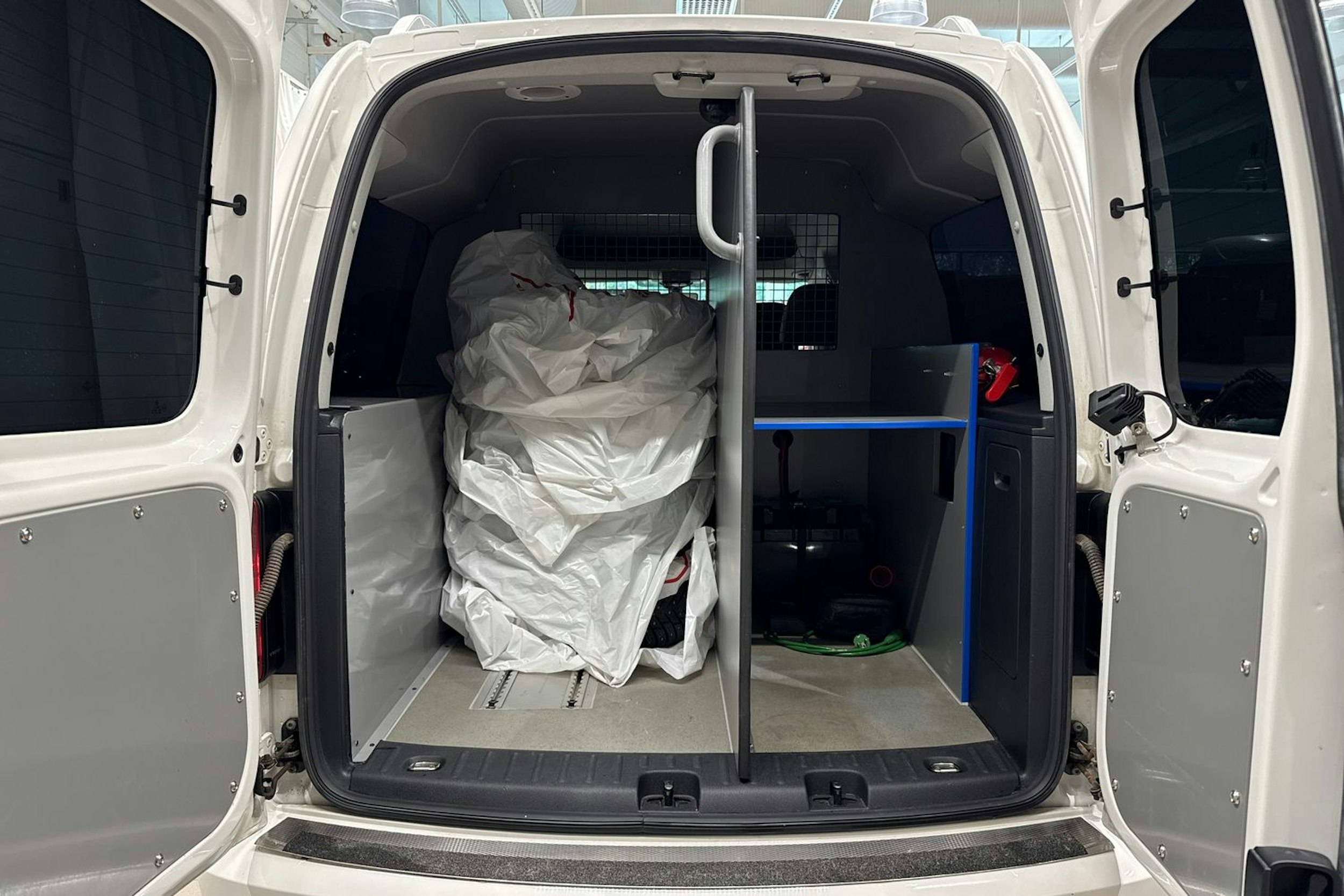 Valkoinen Volkswagen Caddy 2018 kuva 12.
