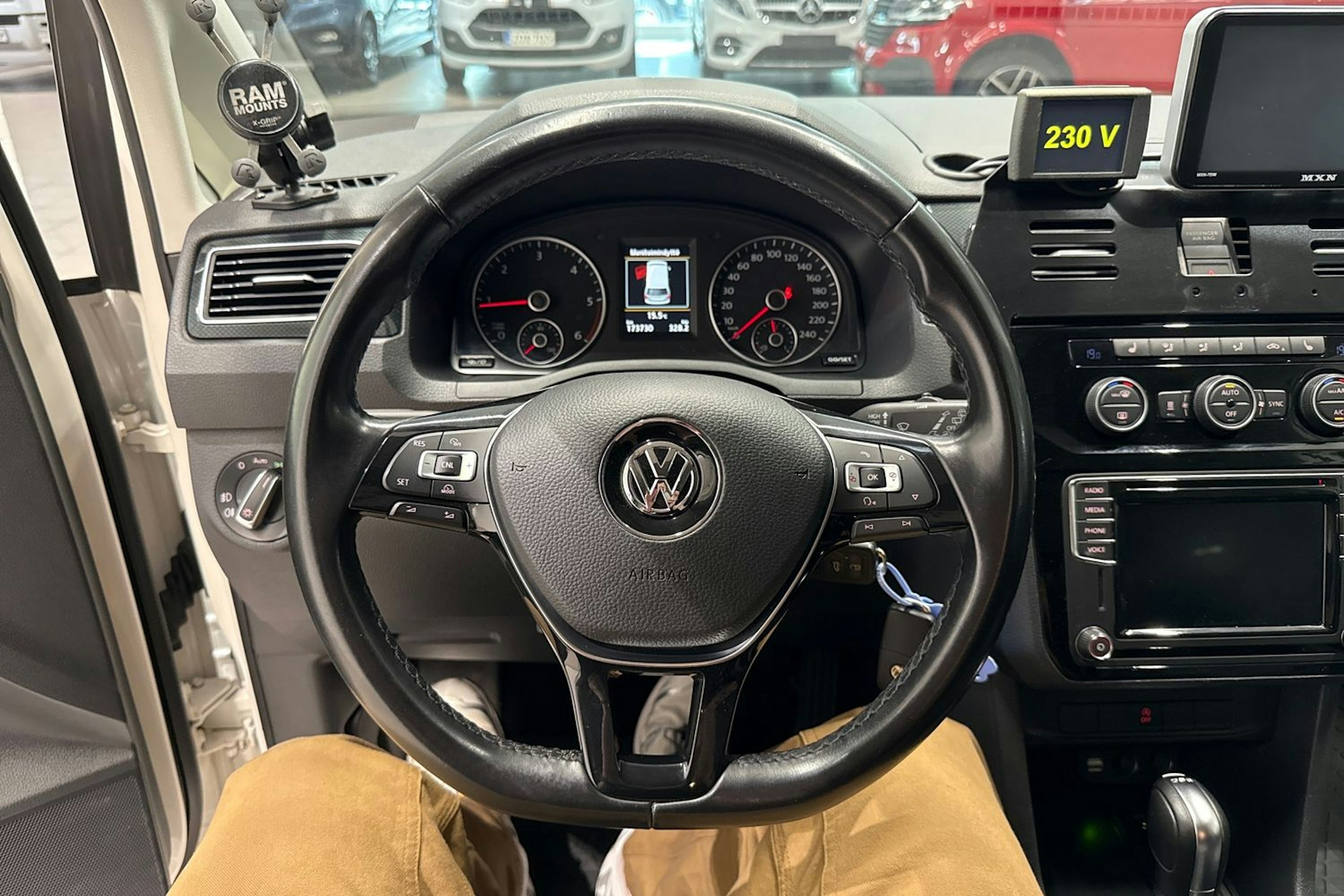 Valkoinen Volkswagen Caddy 2018 kuva 14.