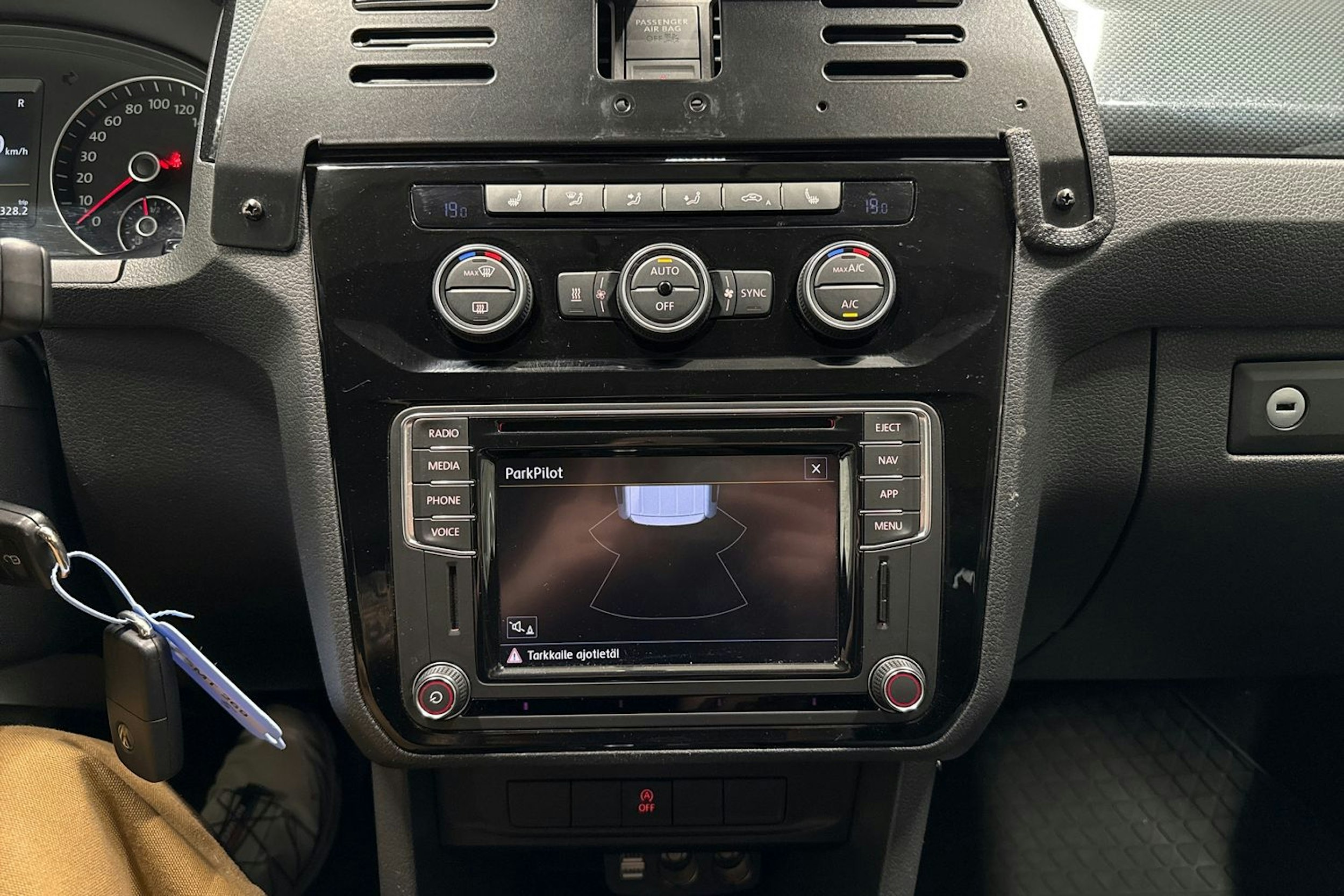 Valkoinen Volkswagen Caddy 2018 kuva 15.