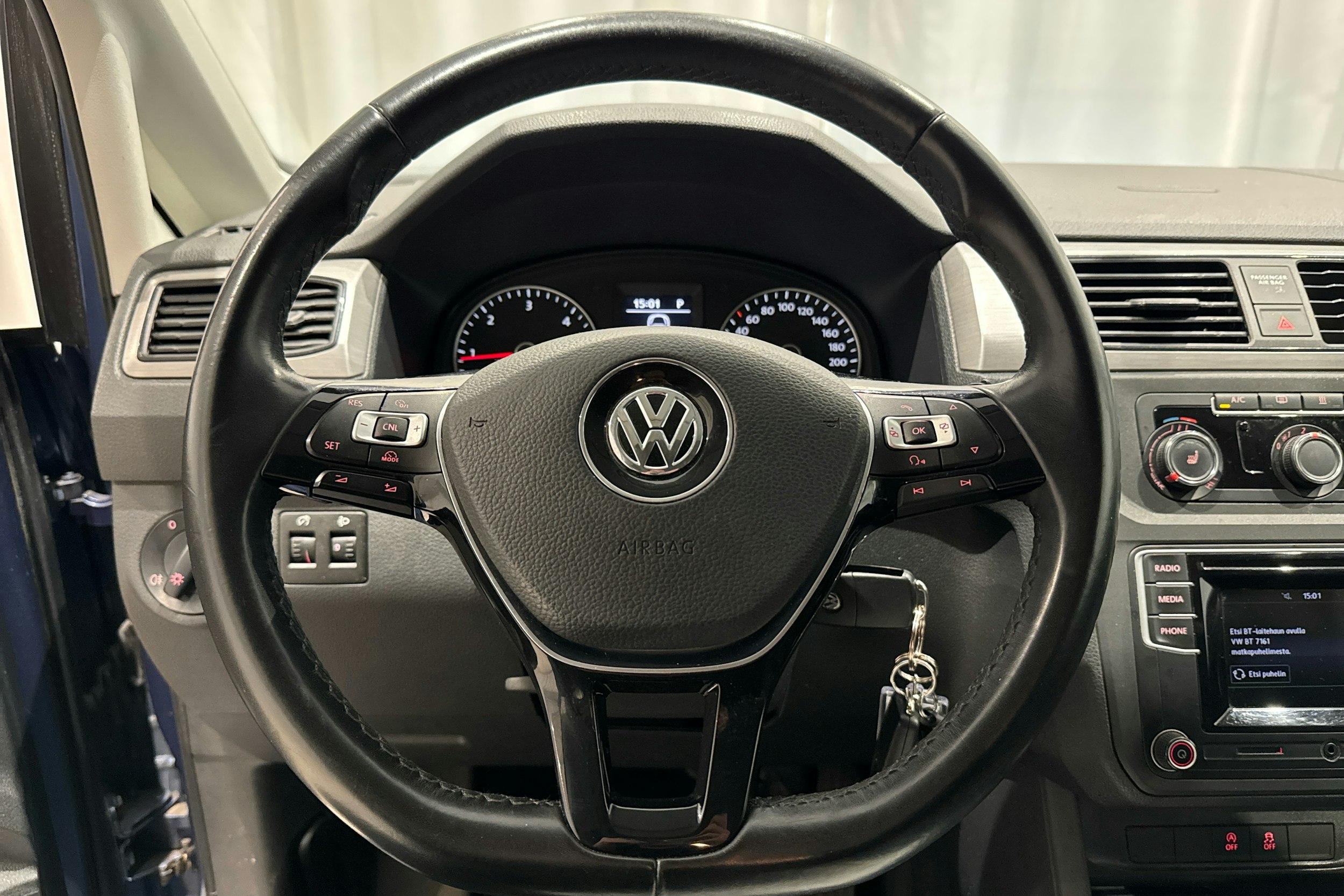 sininen Volkswagen Caddy 2018 kuva 14.