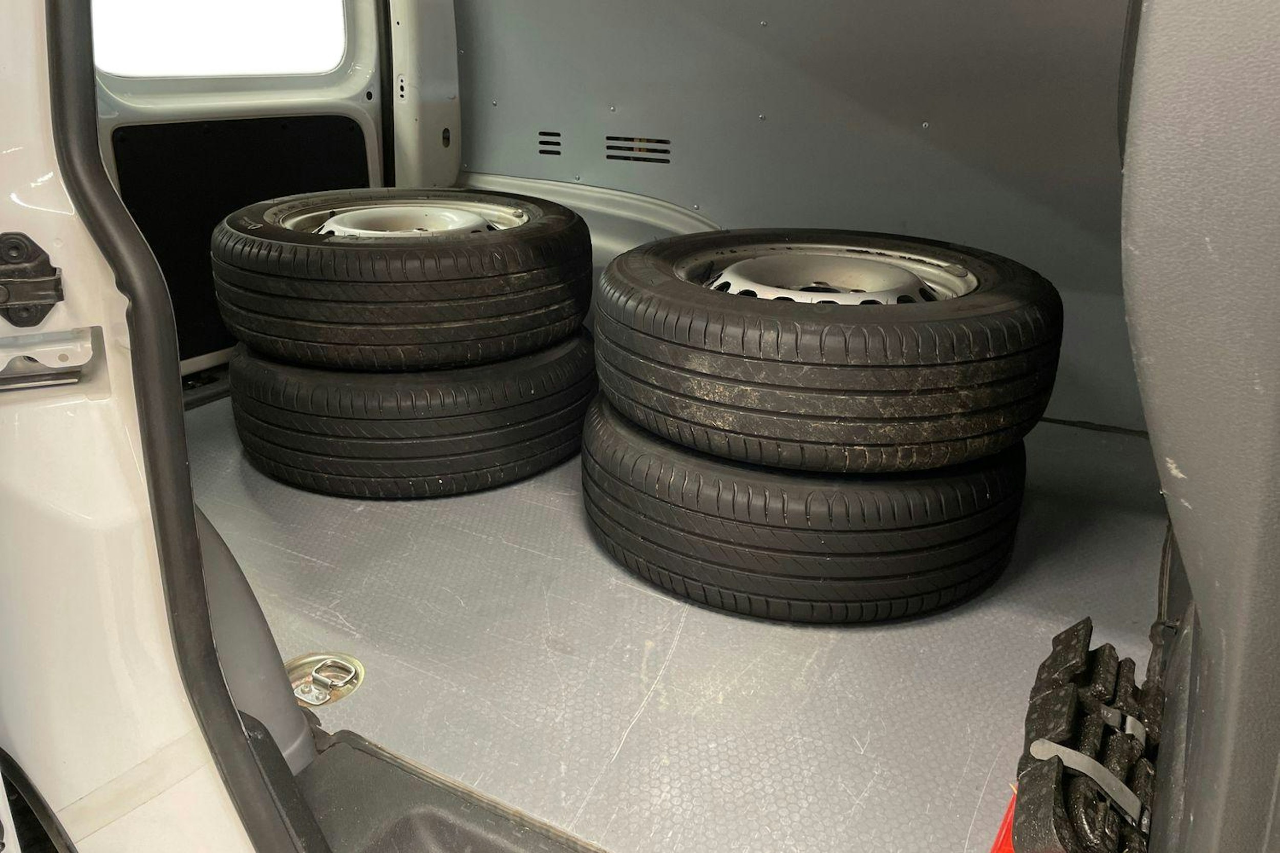 valkoinen Volkswagen Caddy 2018 kuva 11.