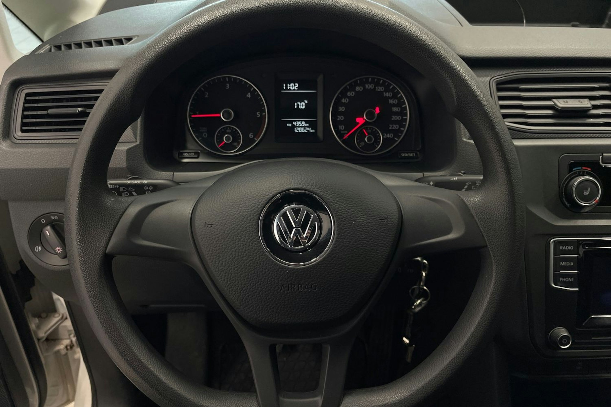 valkoinen Volkswagen Caddy 2018 kuva 18.