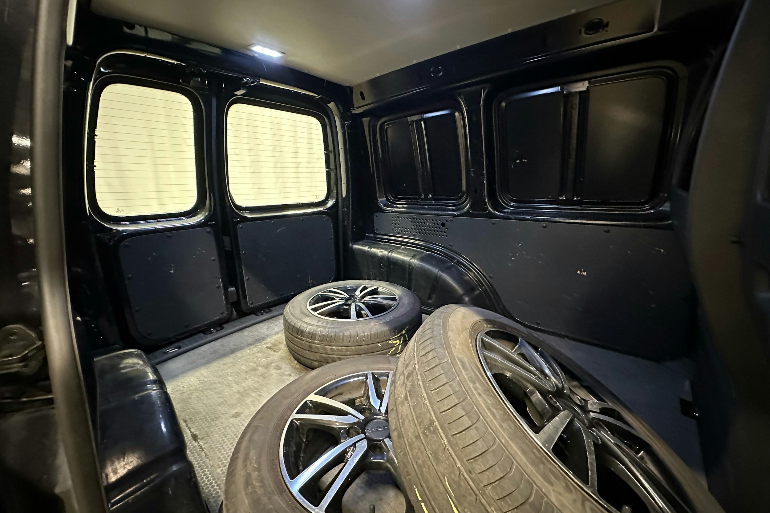 musta Volkswagen Caddy 2019 kuva 16.