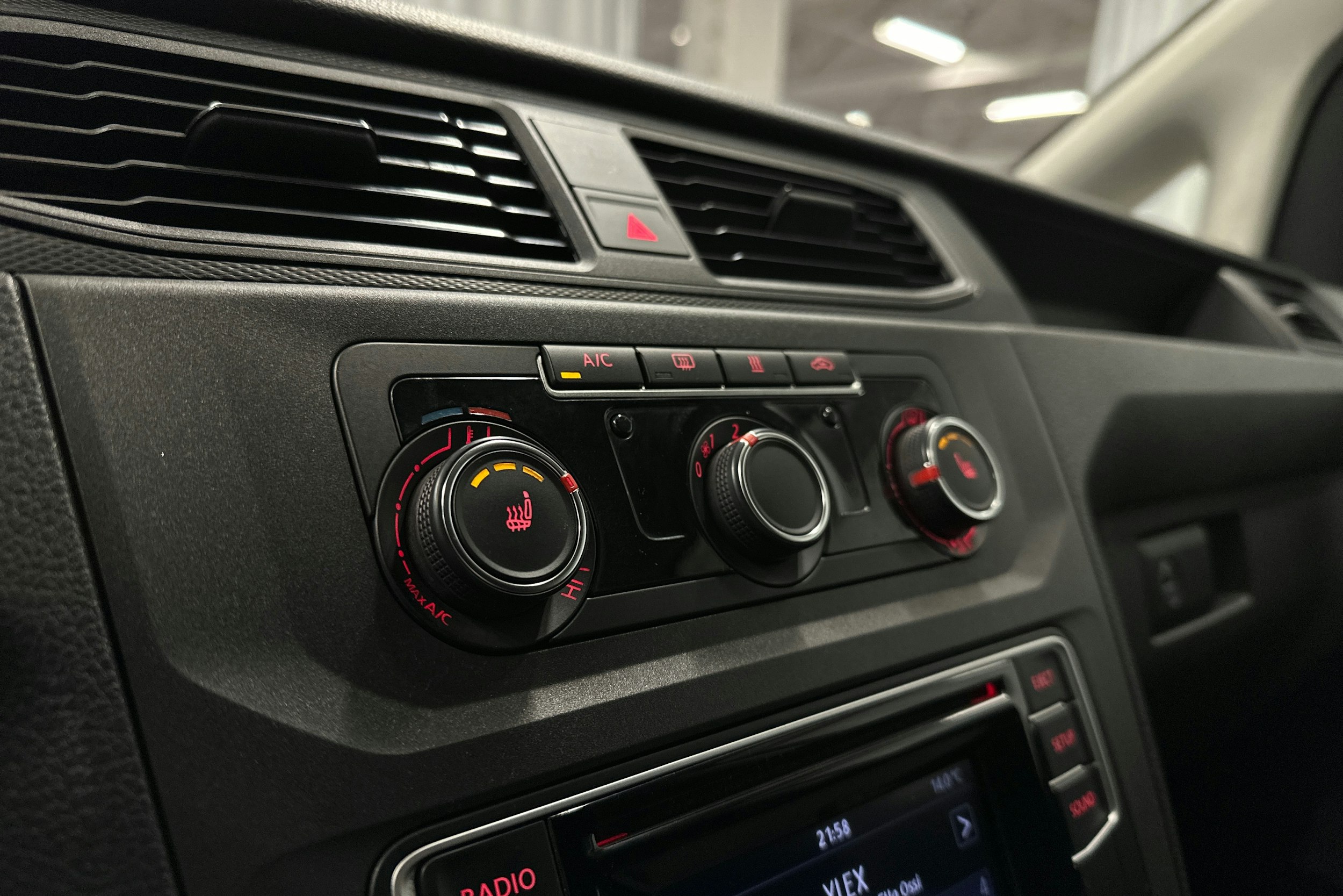 musta Volkswagen Caddy 2019 kuva 17.