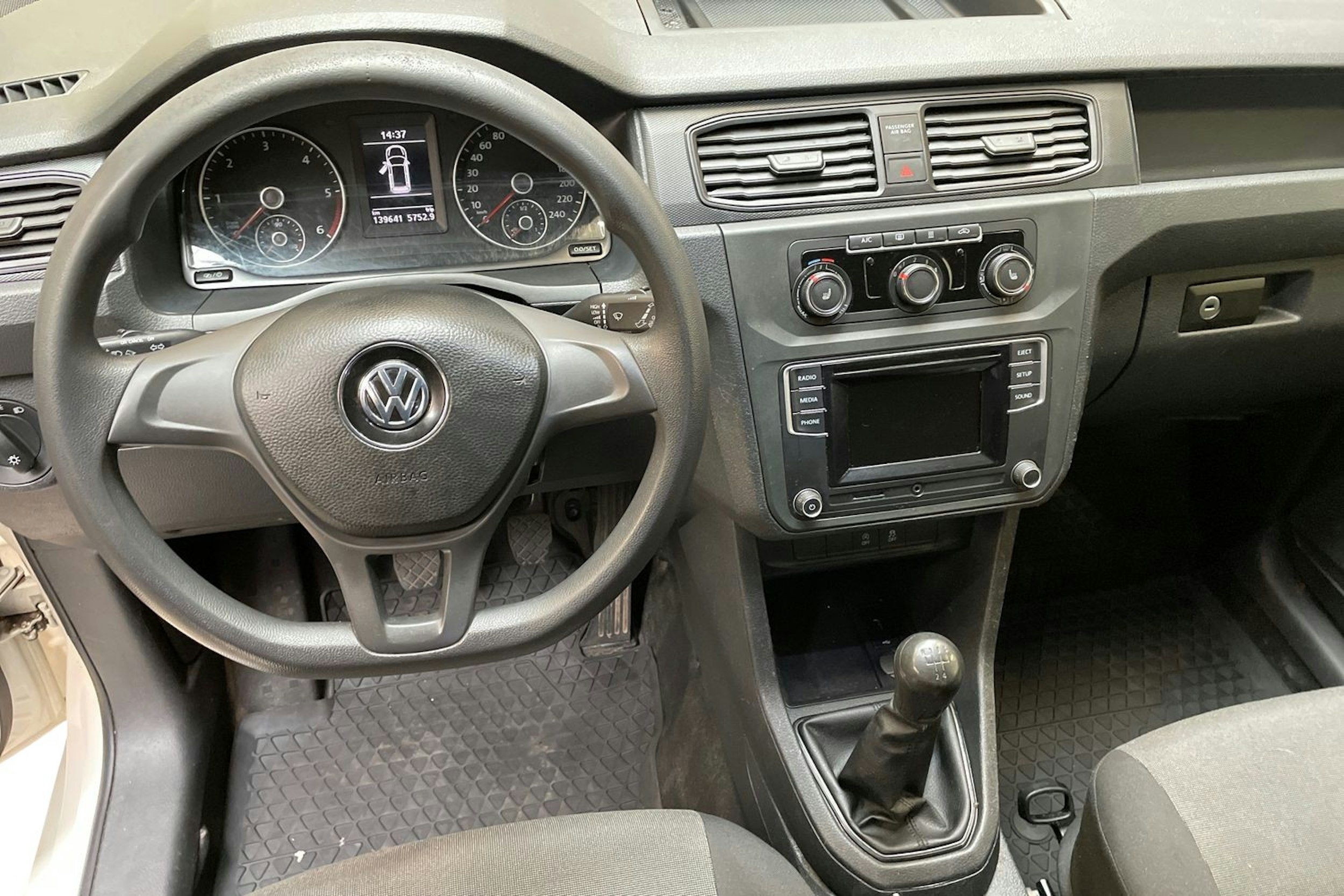 valkoinen Volkswagen Caddy 2019 kuva 9.