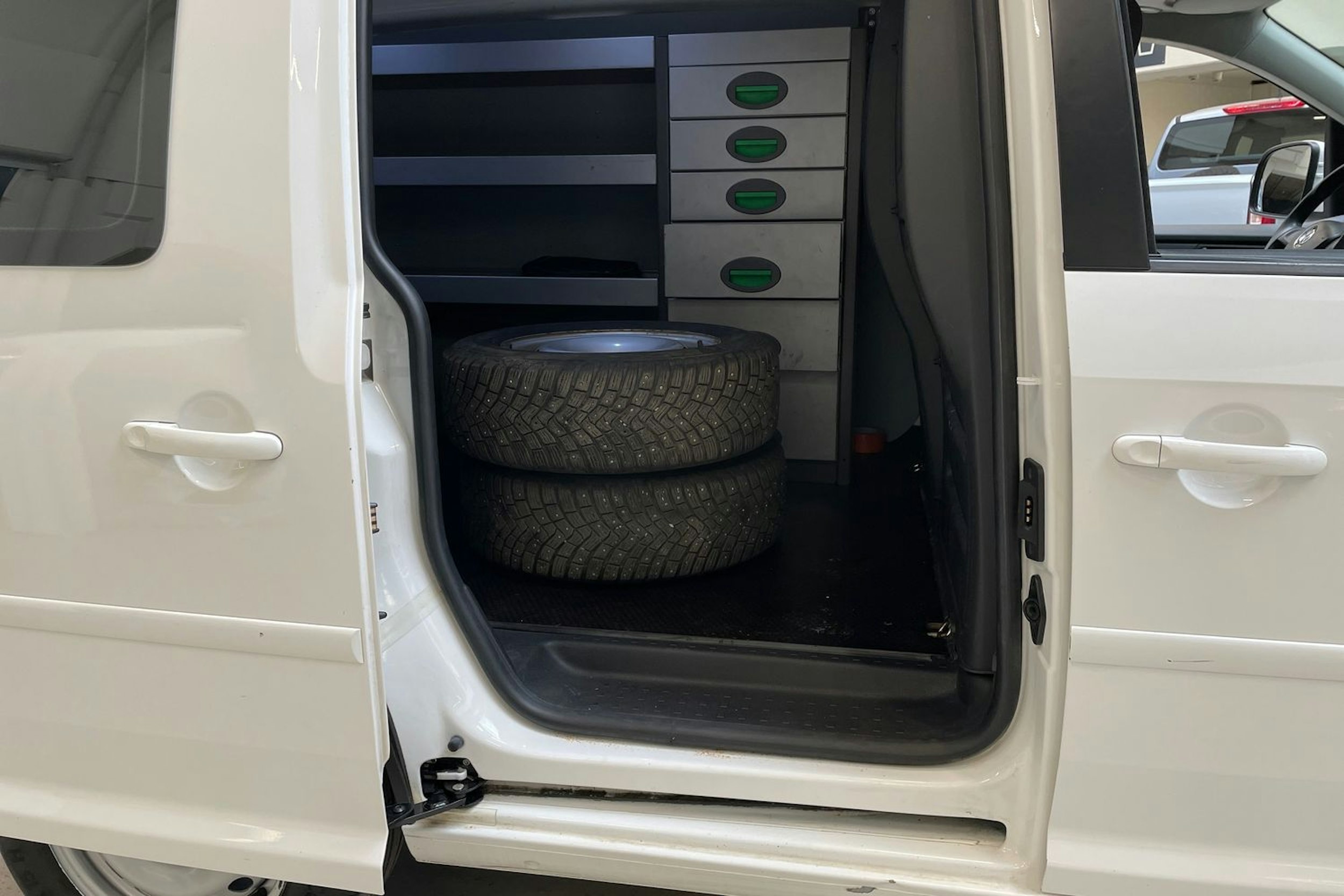 valkoinen Volkswagen Caddy 2019 kuva 14.
